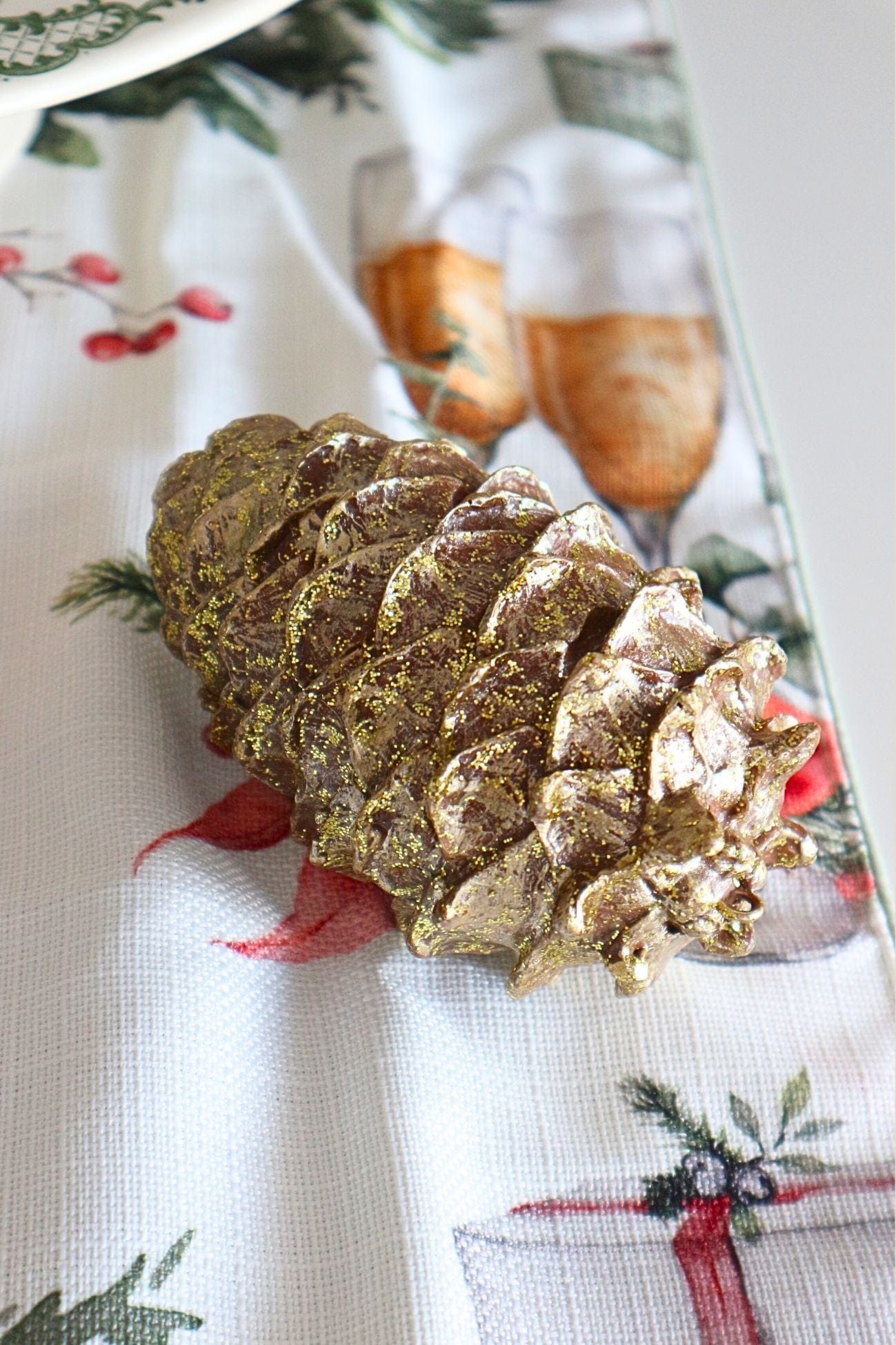 Item International Kotte Kotte - Pigna decorativa natalizia in resina dorata con glitter | Item International