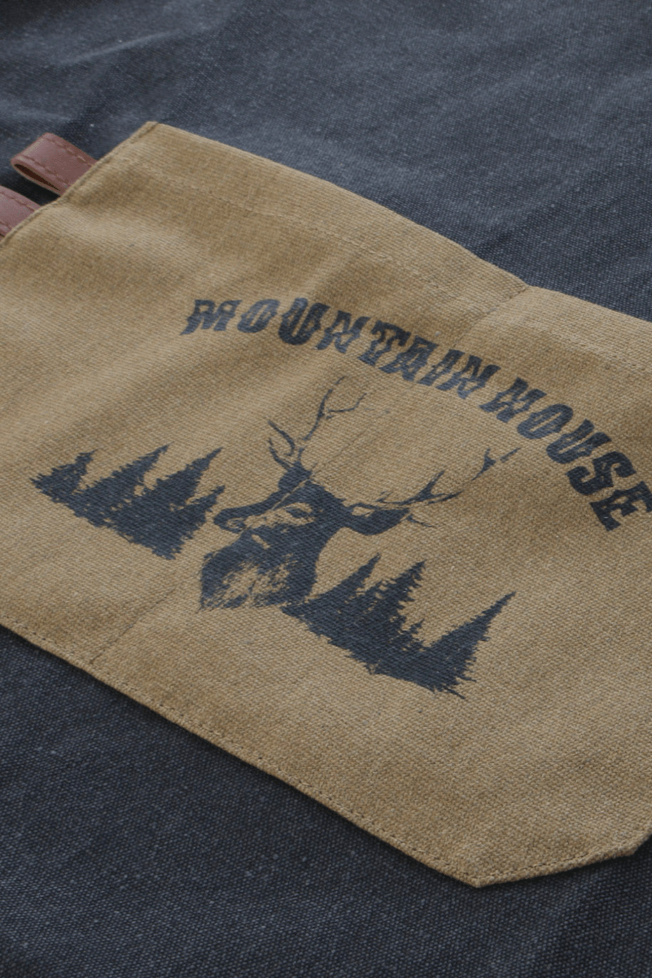 Item International Lodge Lodge - Grembiule in cotone nero con disegno di cervo | Item International