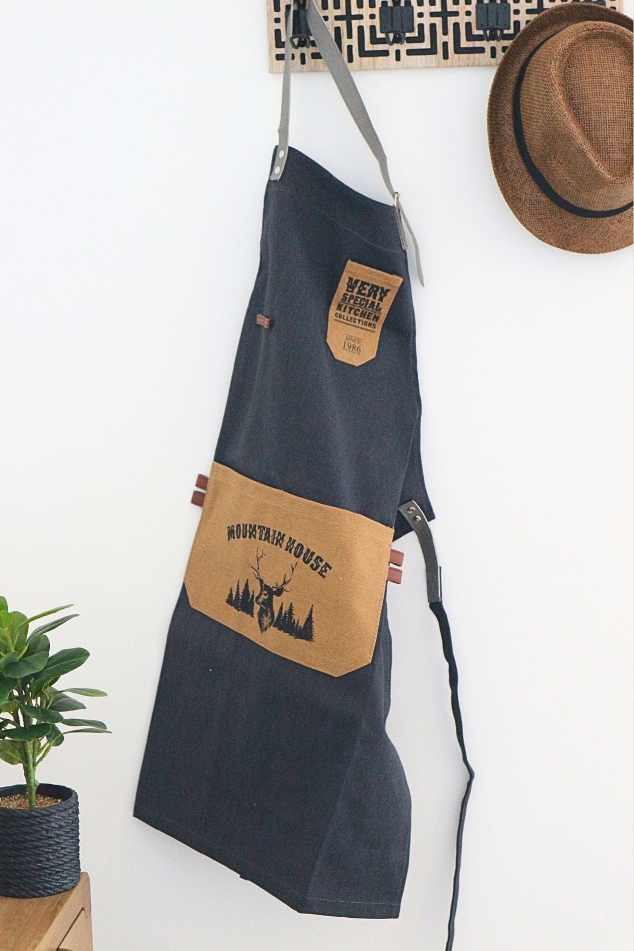 Item International Lodge Lodge - Grembiule in cotone nero con disegno di cervo | Item International