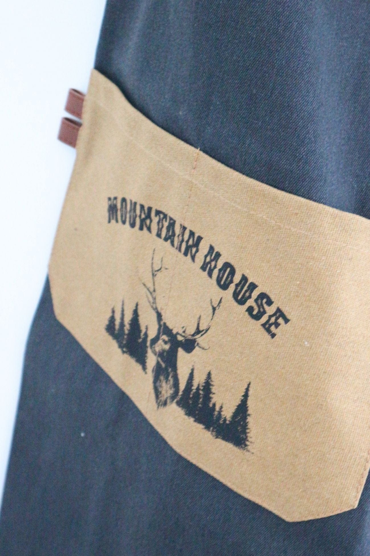 Item International Lodge Lodge - Grembiule in cotone nero con disegno di cervo | Item International