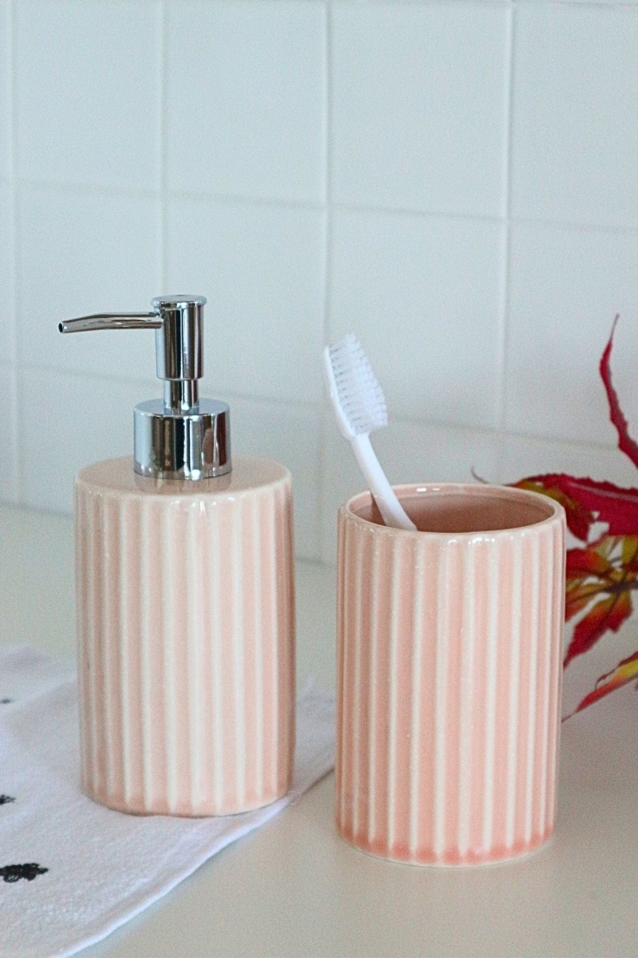 Item International Mary Mary - Dosatore di sapone rosa in porcellana con portaspazzolino | Item International
