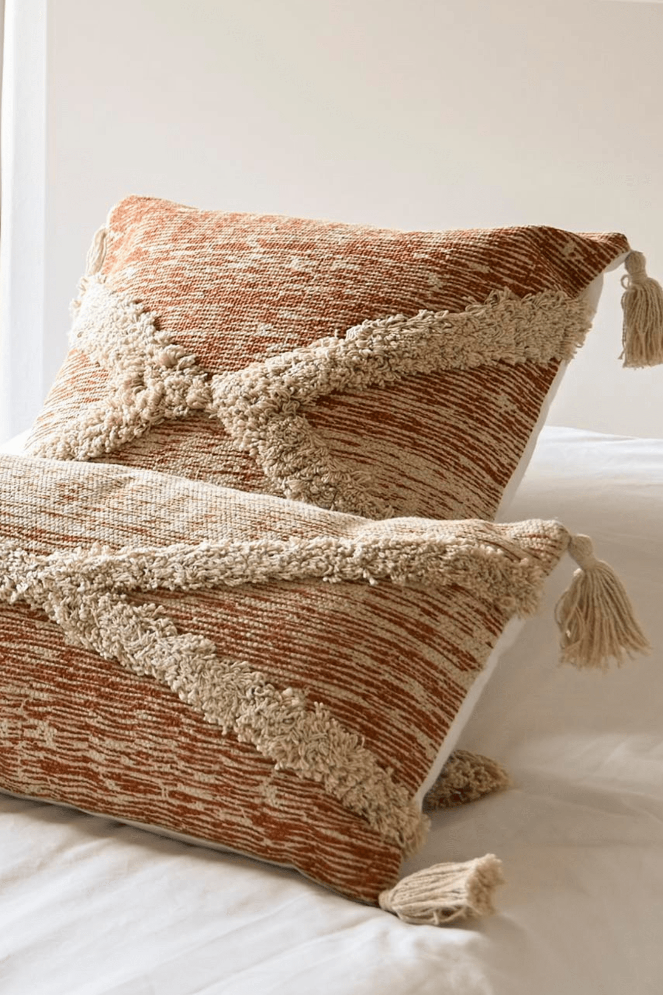 Item International Nahia Cuscino arredo rosa imbottito in cotone con frange