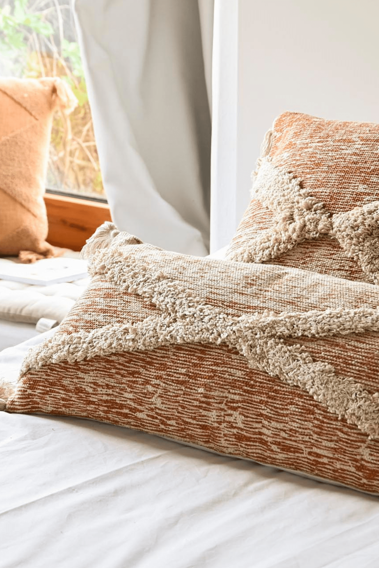 Item International Nahia Cuscino arredo rosa imbottito in cotone con frange