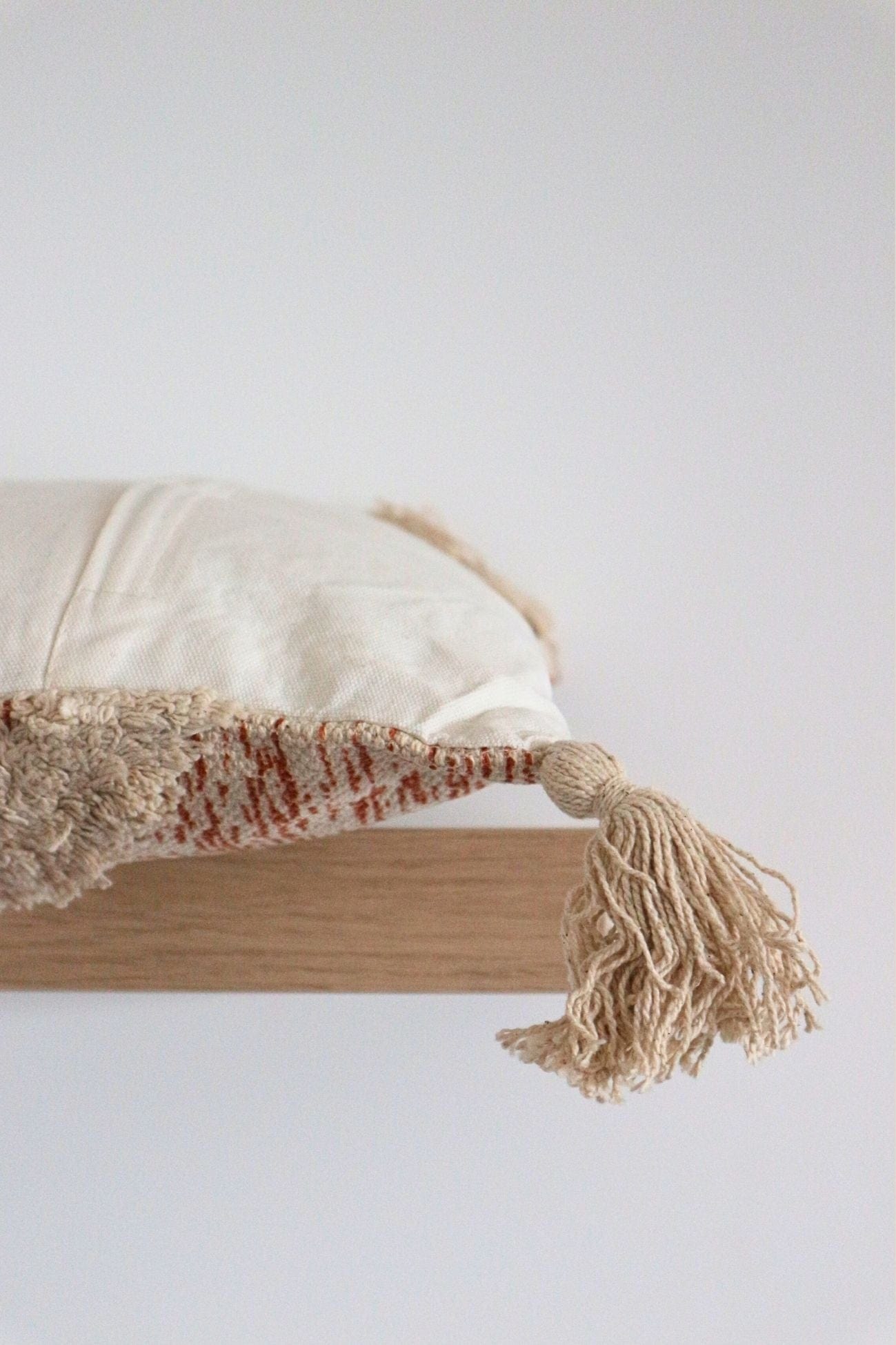 Item International Nahia Nahia - Cuscino arredo rosa imbottito in cotone con frange | Item International