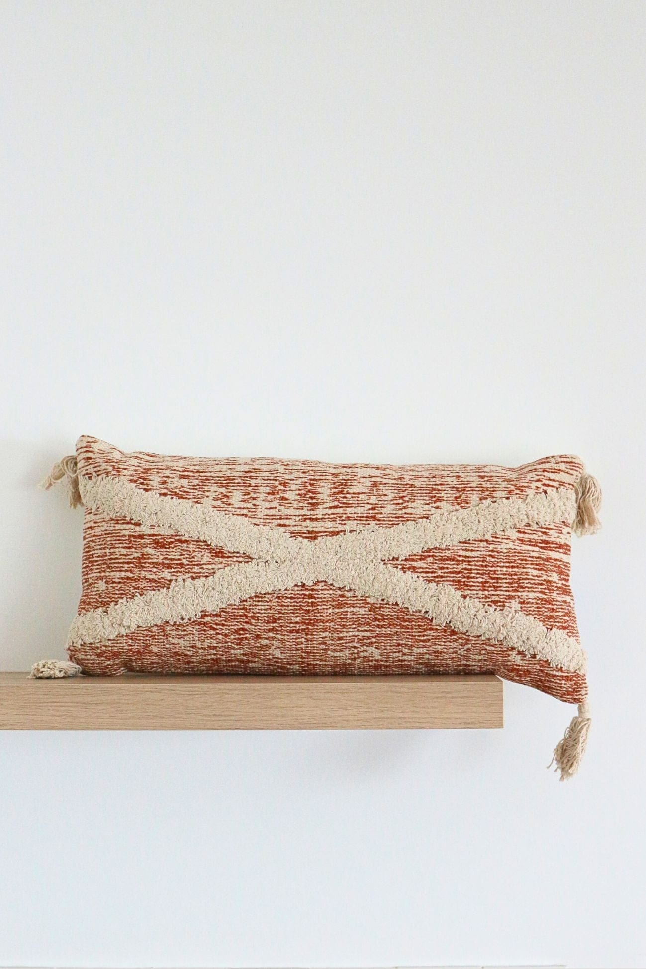 Item International Nahia Nahia - Cuscino arredo rosa imbottito in cotone con frange | Item International