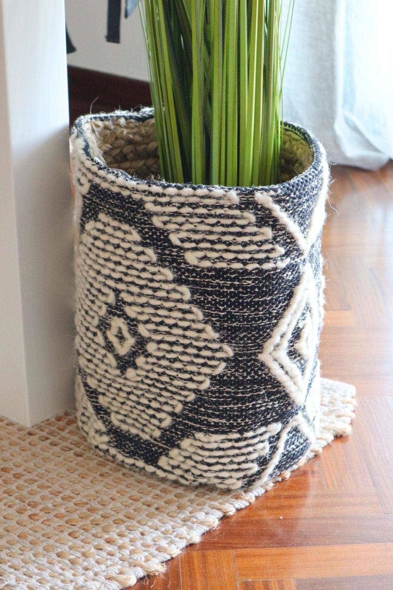 Item International Nikki Nikki - Cesto in poliestere beige con frange in stile boho | Item International