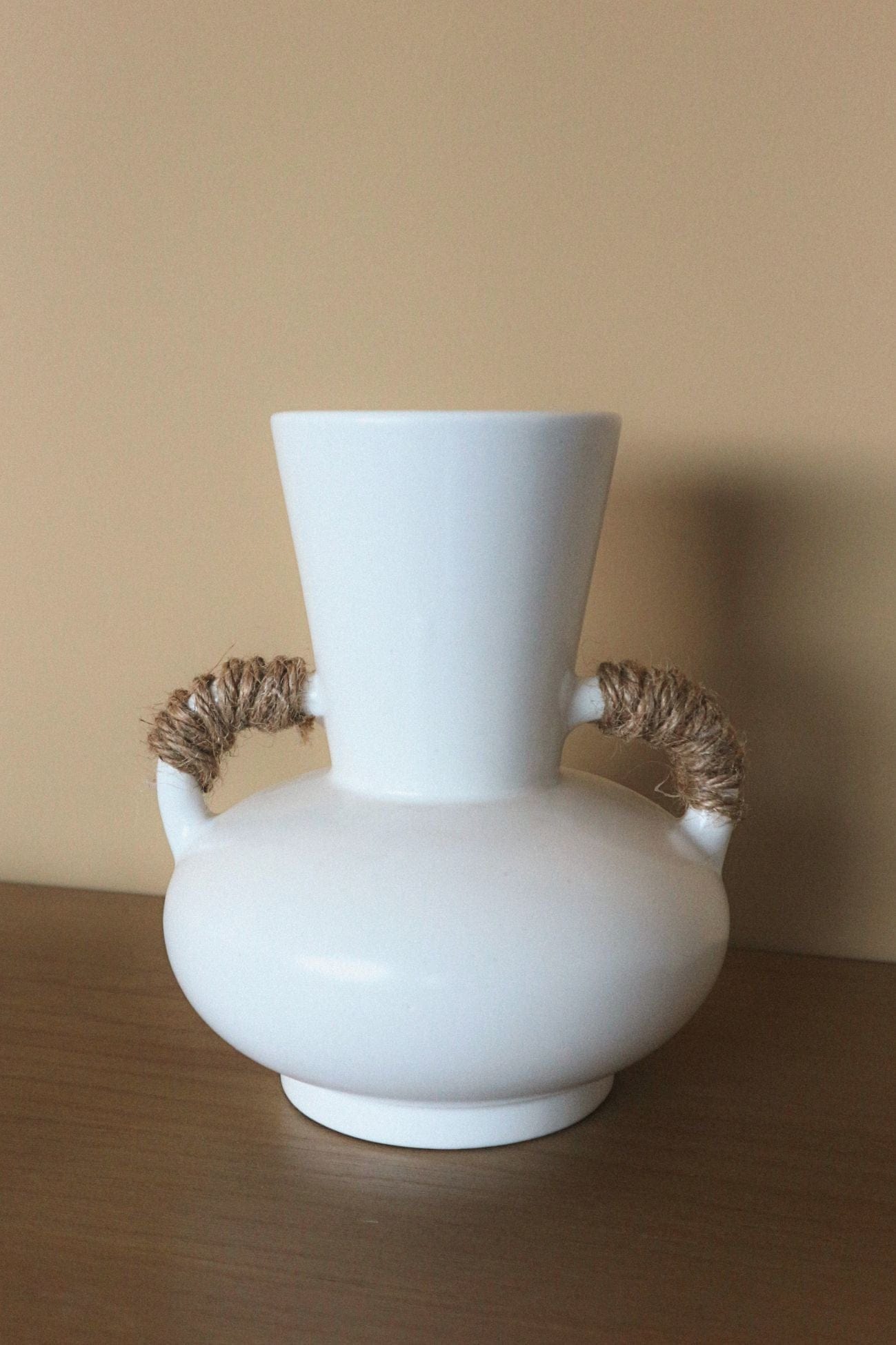 Item International Prover Prover - Vaso in ceramica bianca con manici intrecciati | Item International