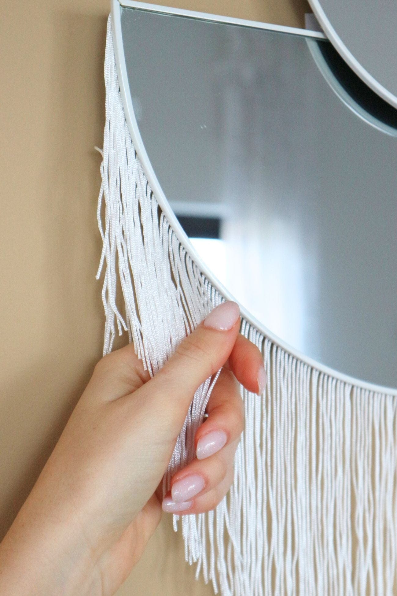 Item International Swathi Swathi - Specchio da parete mezzaluna bianco con frange | Item International