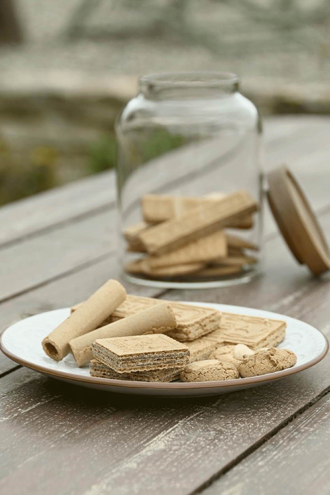 Item International Tiffany Piatto piano in porcellana bianca in stile Shabby Chic