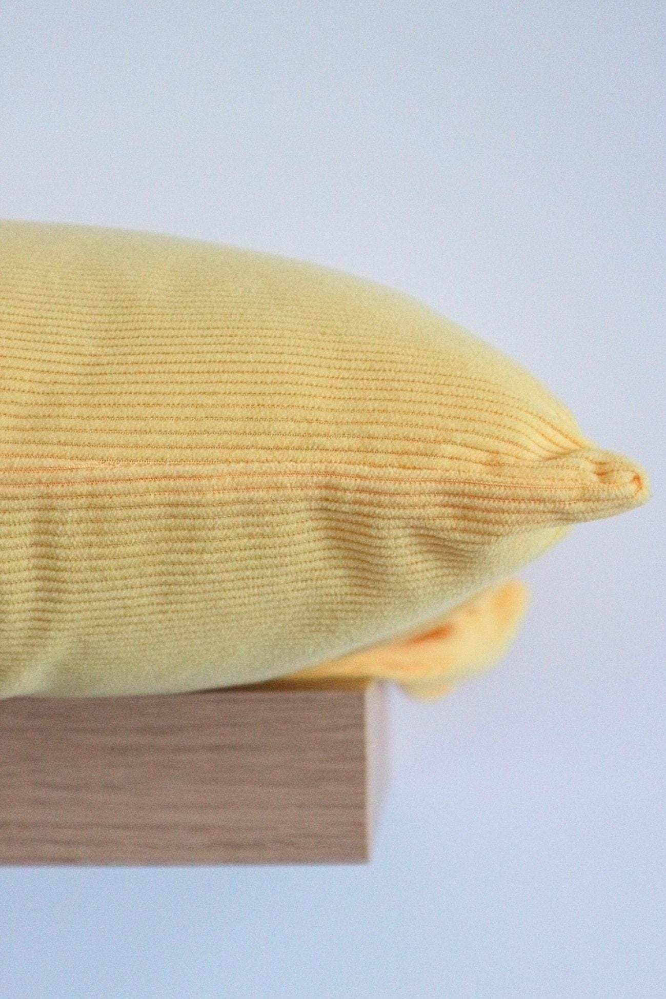 Item International Wave Wave - Cuscino arredo giallo imbottito con fiocco | Item International