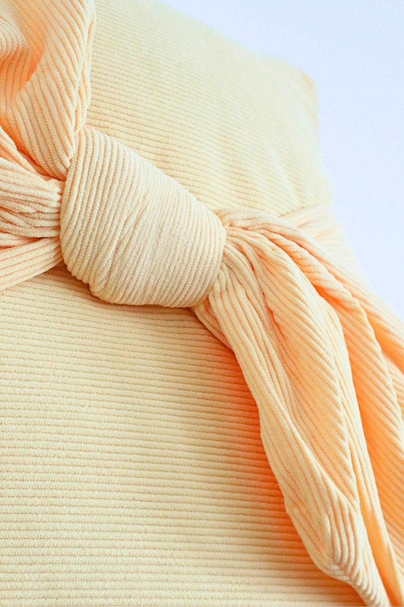 Item International Wave Wave - Cuscino arredo giallo imbottito con fiocco | Item International