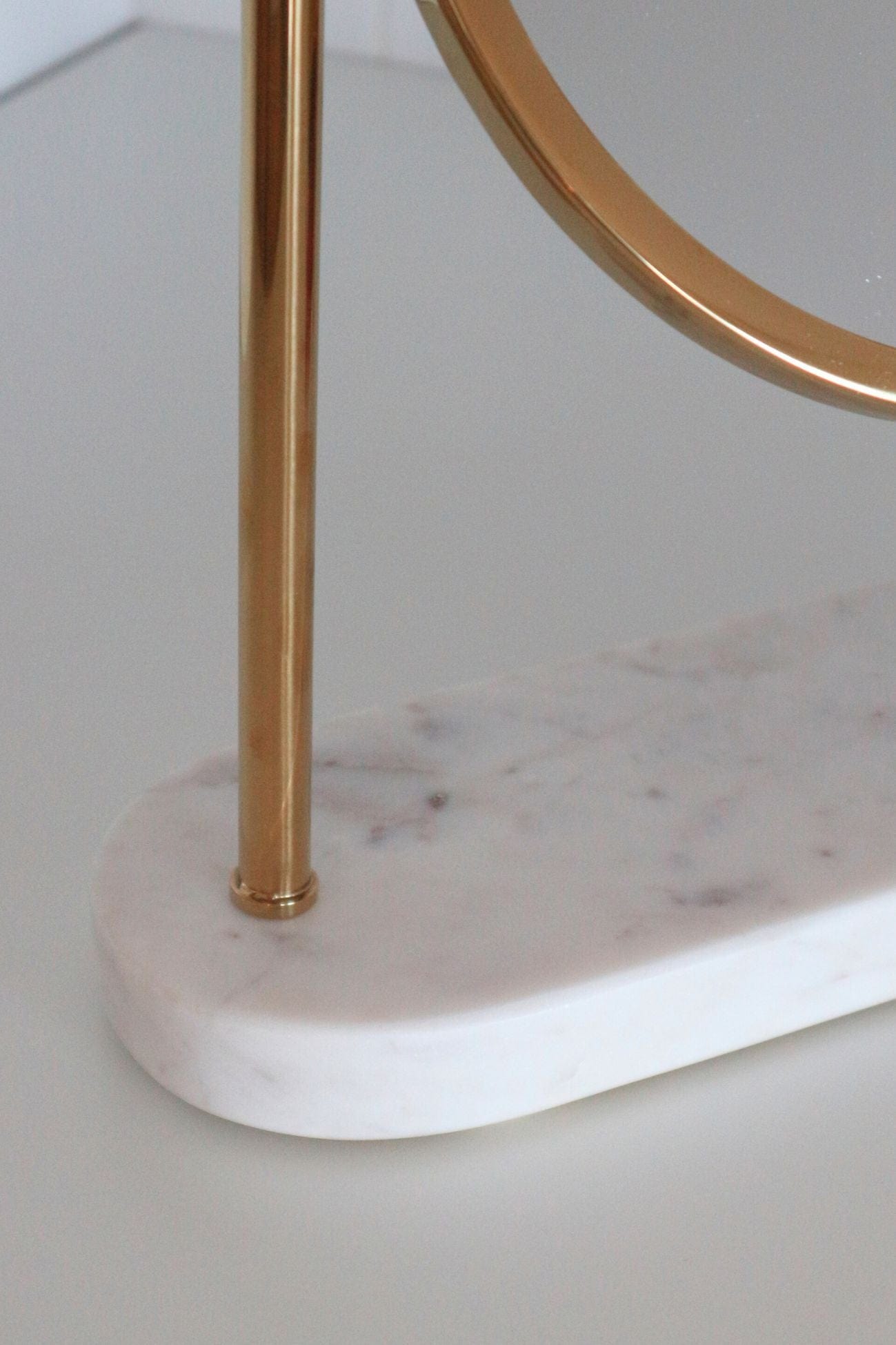 Item International Yennefer Yennefer - Specchio tondo con supporto in metallo dorato e base in marmo | Item International