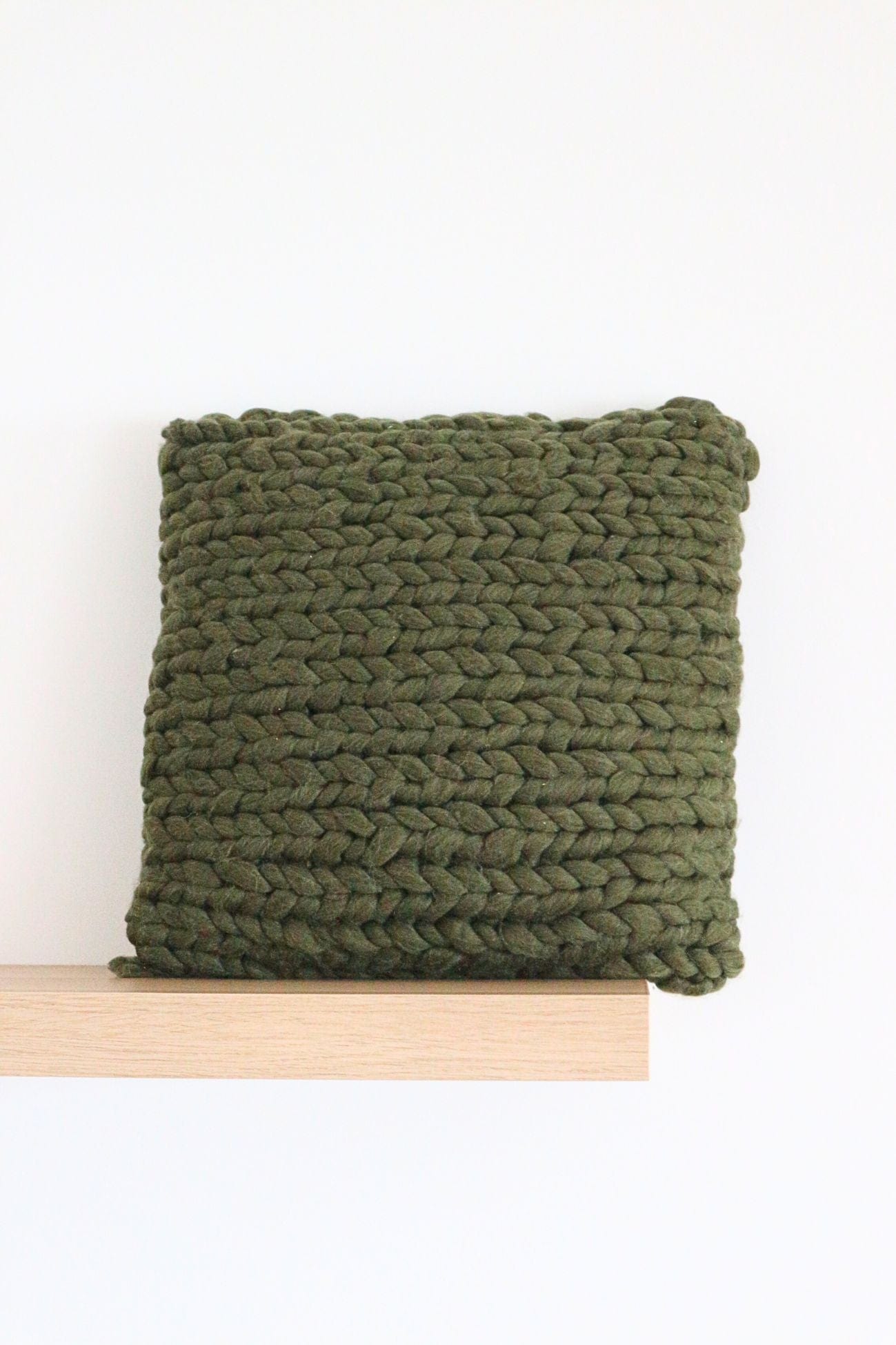 Jolipa Britta Britta - Cuscino arredo verde imbottito con maglie intrecciate | Jolipa