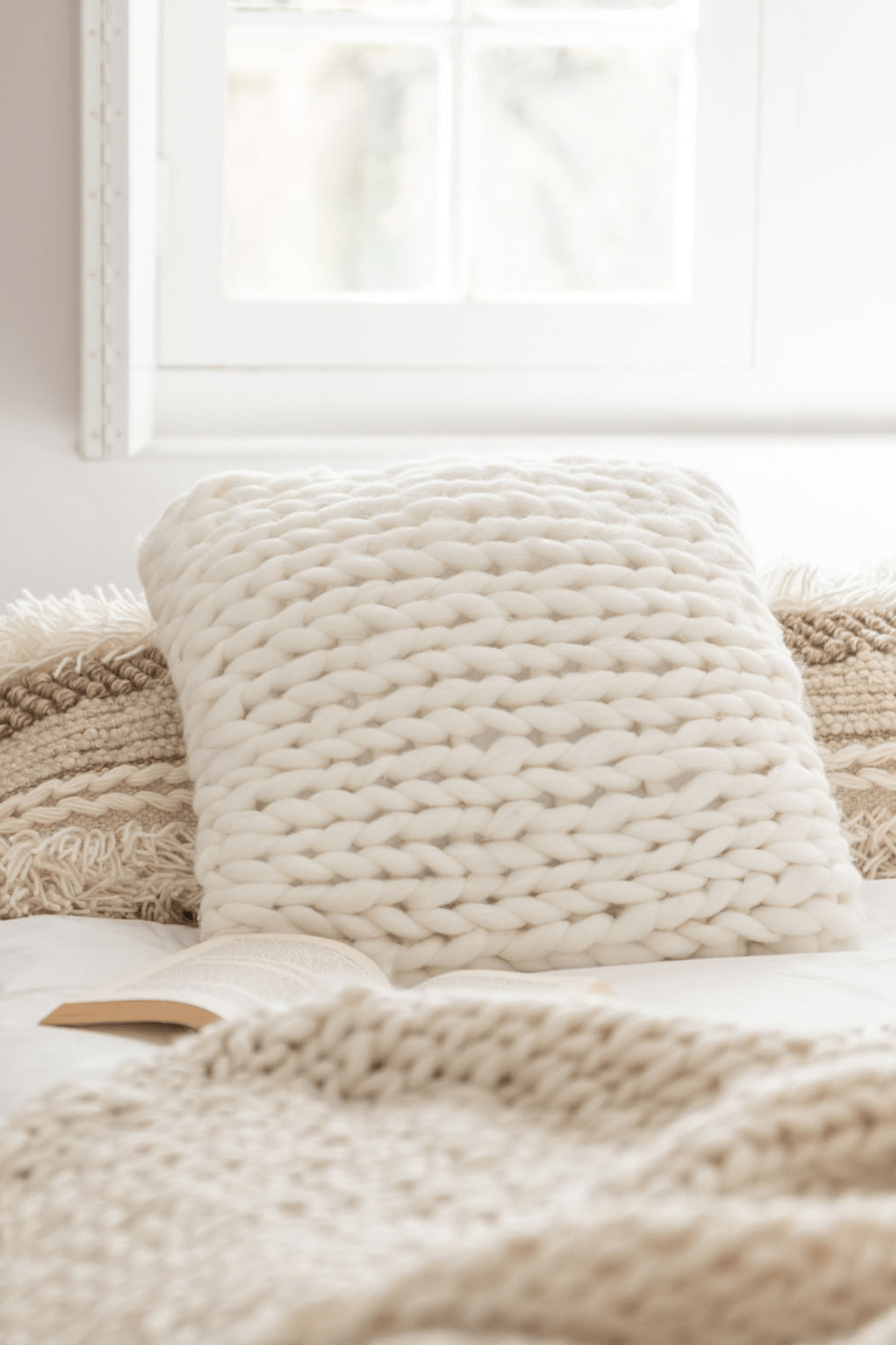 Jolipa Britta Cuscino arredo crema imbottito con maglie intrecciate