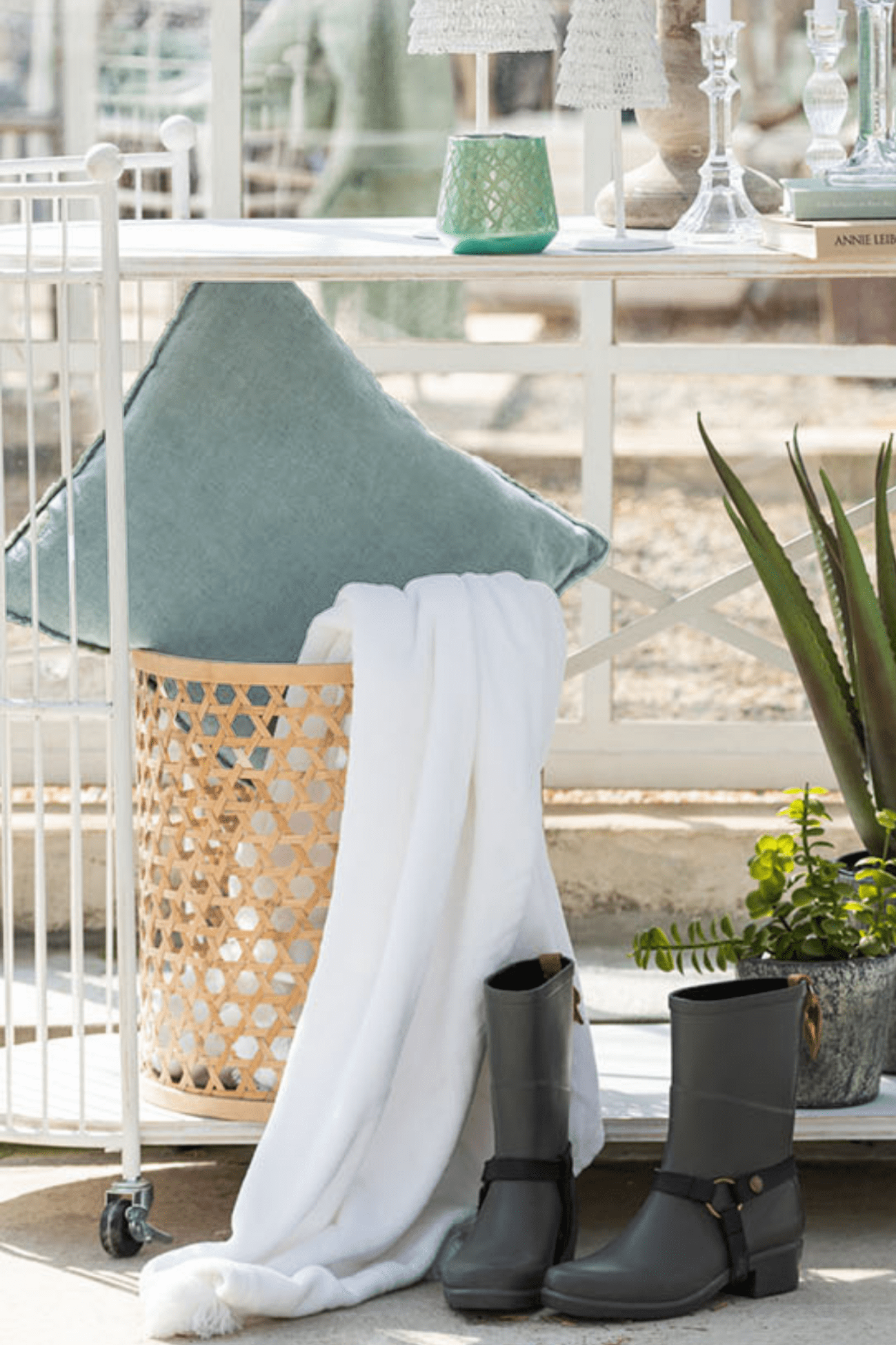 Jolipa Thais Cuscino arredo imbottito in lino color azzurro polvere