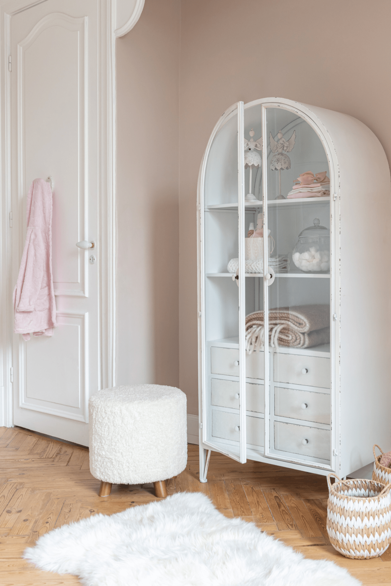 Jolipa Wilson Pouf bianco in tessuto bouclé con gambe in legno