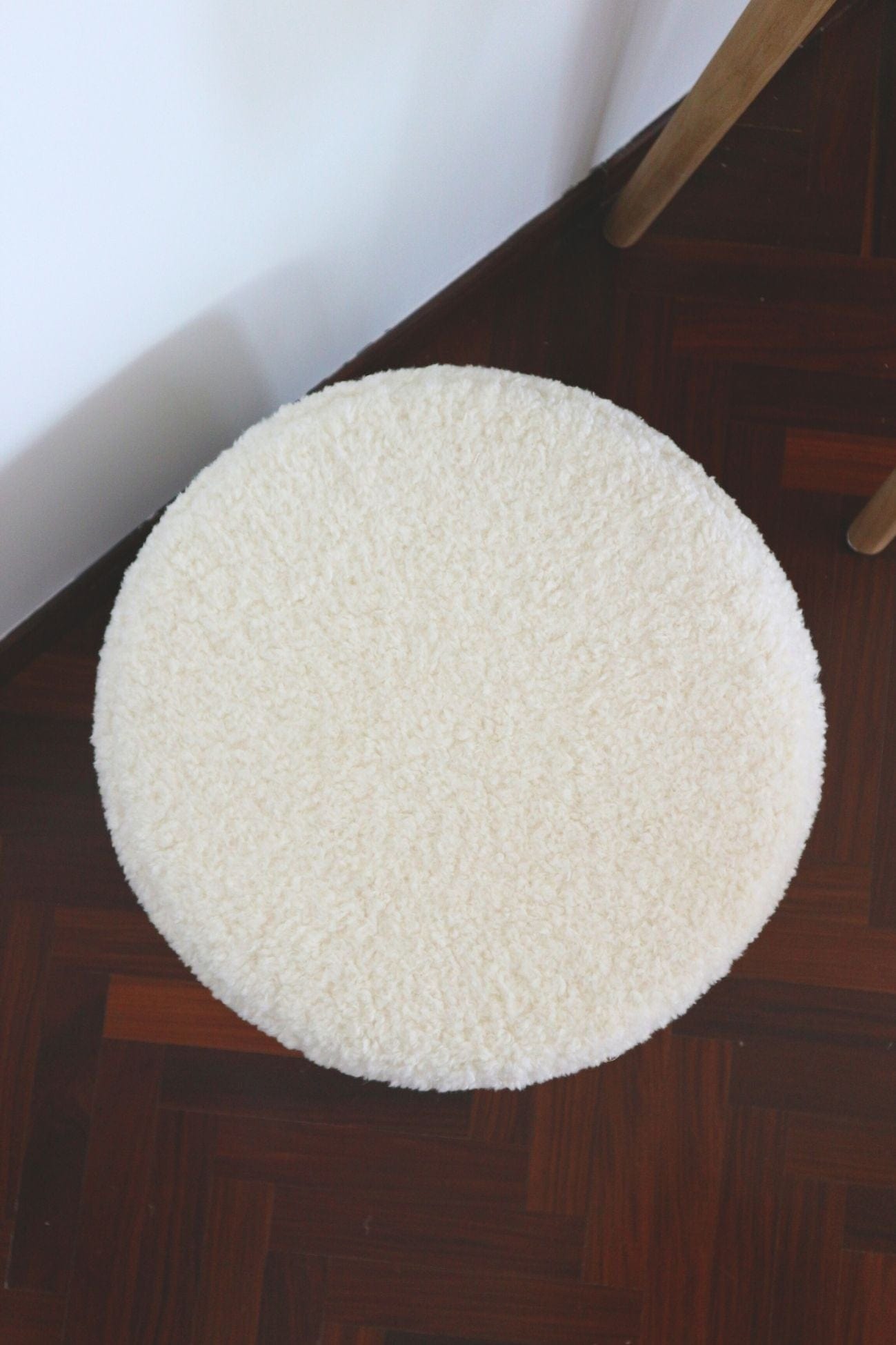 Jolipa Wilson Wilson - Pouf bianco in tessuto bouclé con gambe in legno | Jolipa