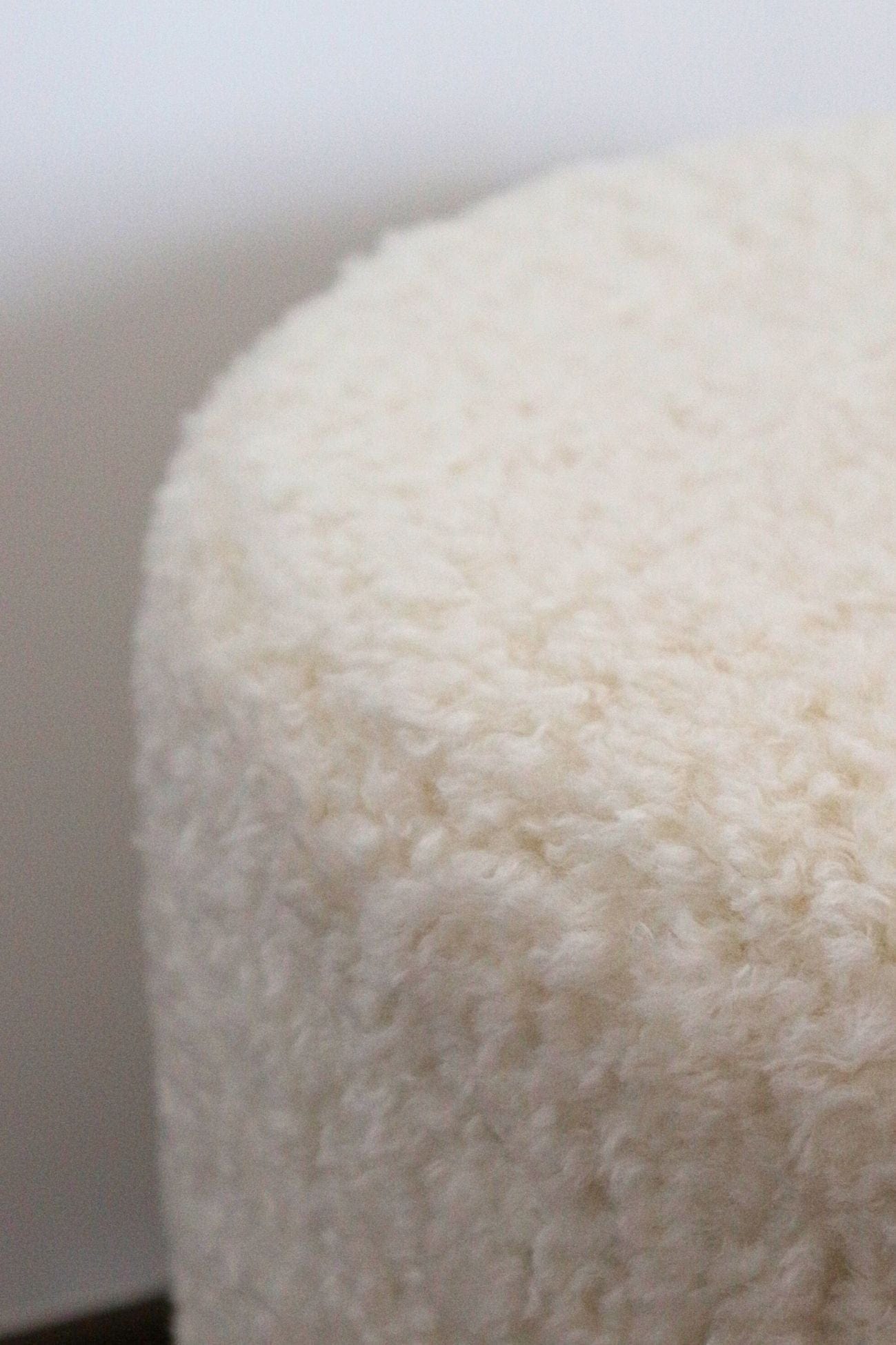 Jolipa Wilson Wilson - Pouf bianco in tessuto bouclé con gambe in legno | Jolipa