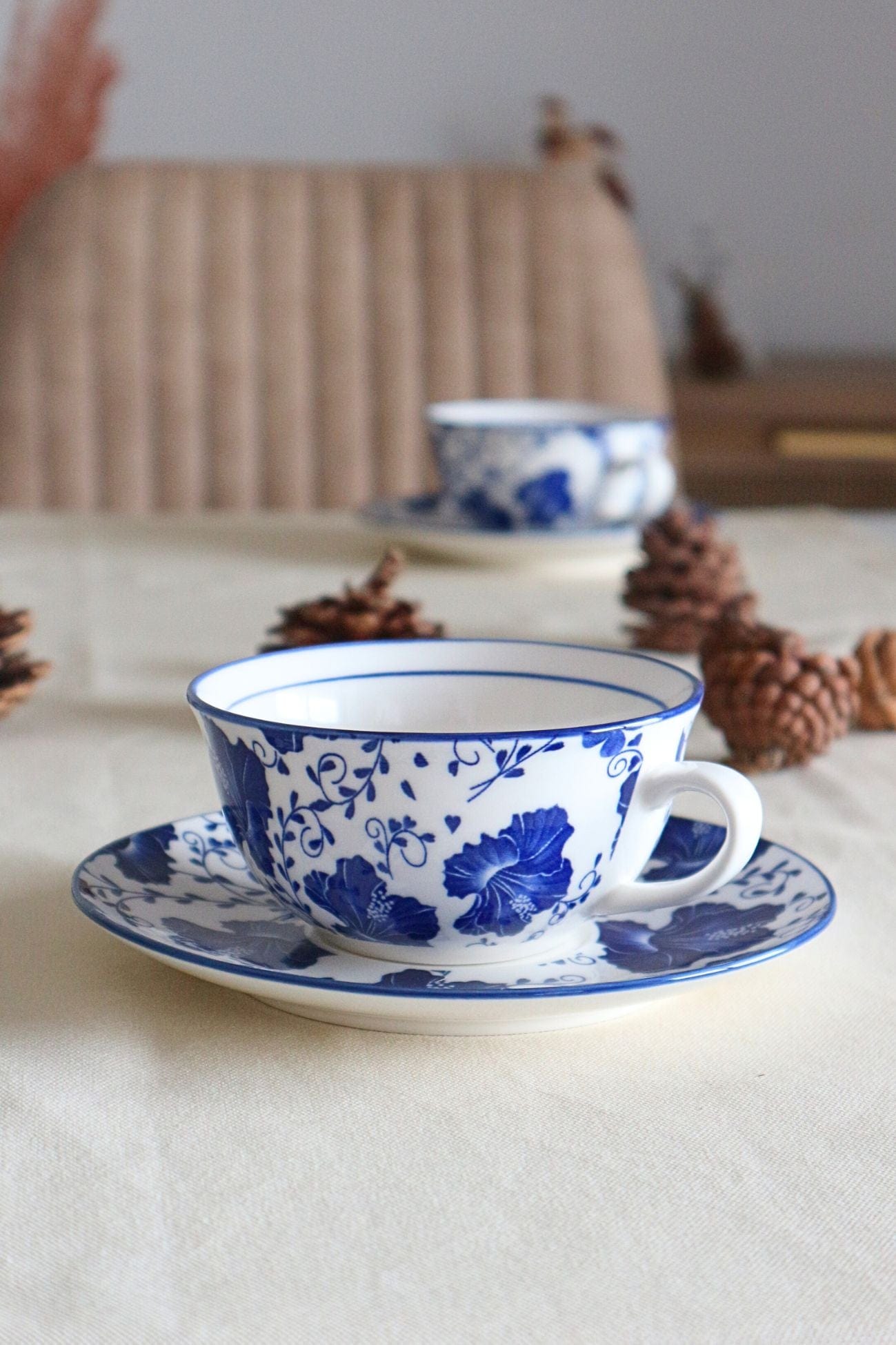 Luxe Lodge Blue Spring Blue Spring - Tazza e piattino in ceramica con fiori blu | Luxe Lodge