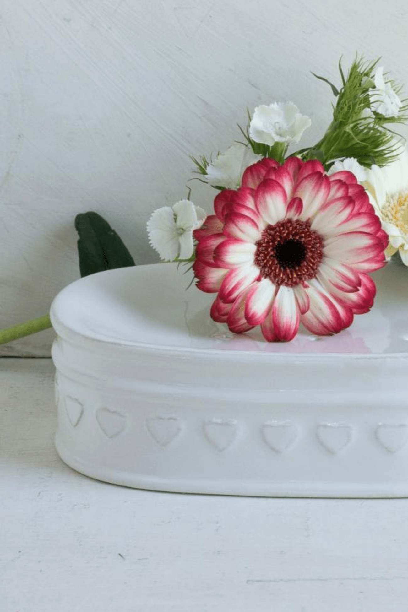 Luxe Lodge Evin Portasapone in ceramica bianca con cuoricini