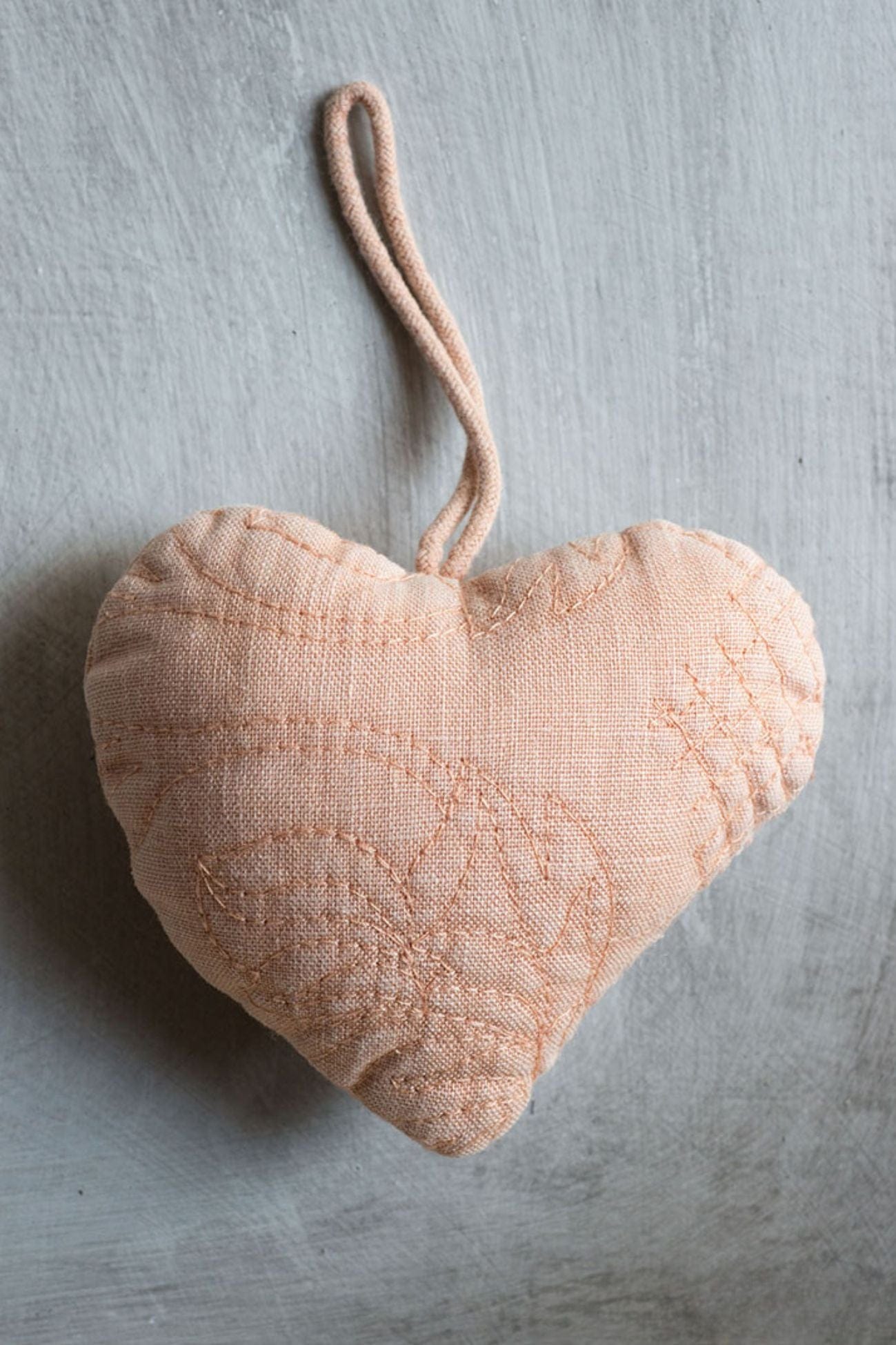 Luxe Lodge Lanelle Lanelle - Ciondolo a forma di cuore in velluto rosa | Luxe Lodge