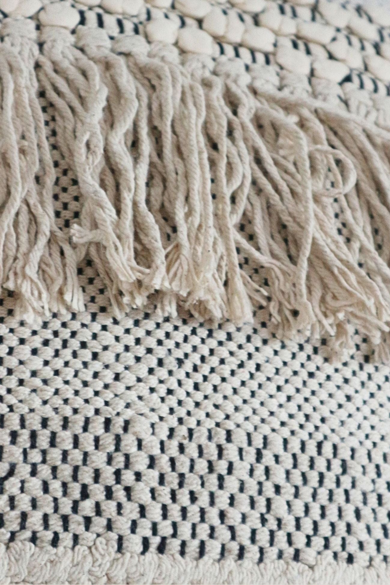 Luxe Lodge Rebi Rebi - Cuscino arredo beige imbottito in cotone con frange in stile boho | Luxe Lodge