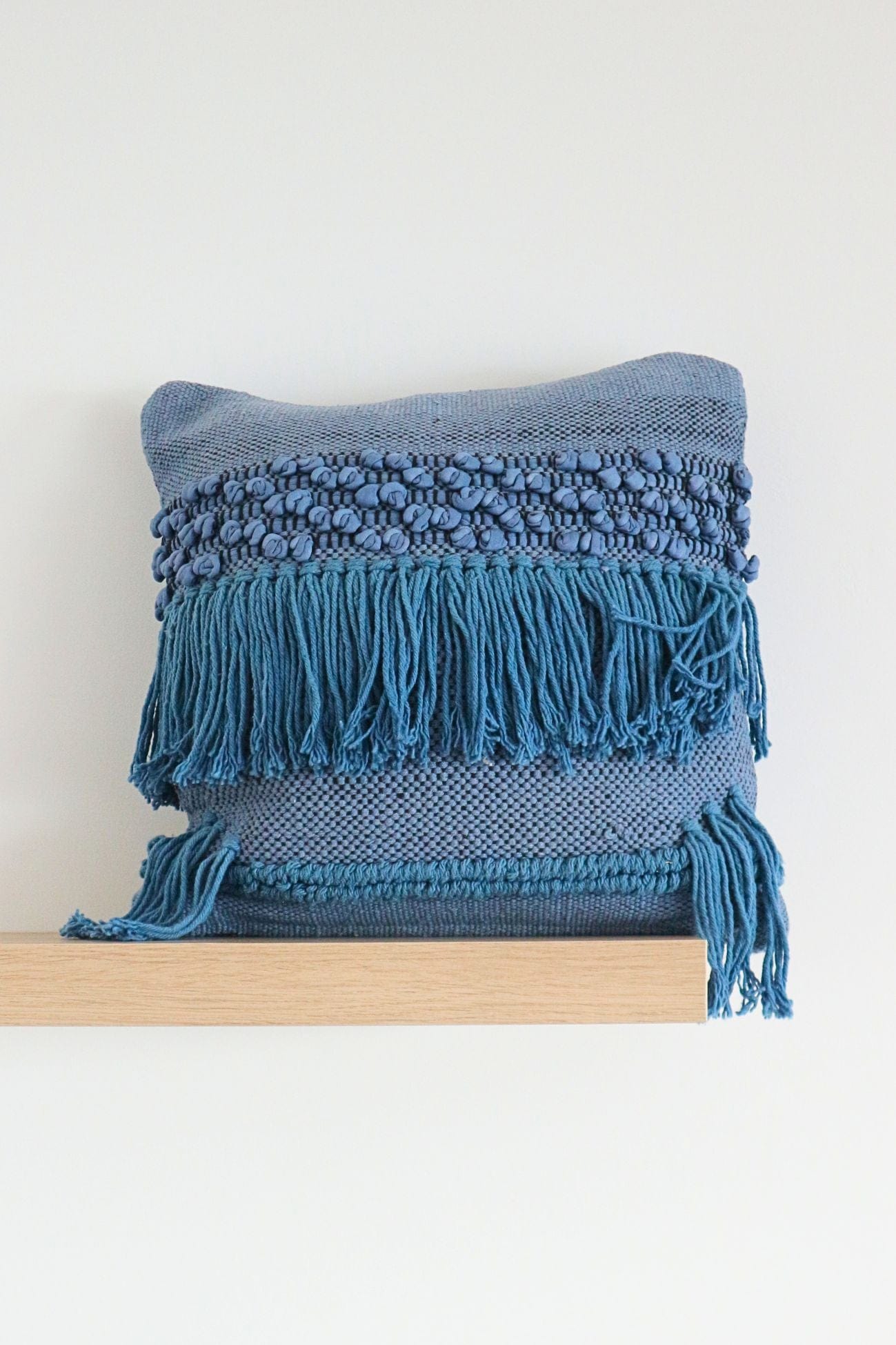Luxe Lodge Rebi Rebi - Cuscino arredo blu imbottito in cotone con frange in stile boho | Luxe Lodge