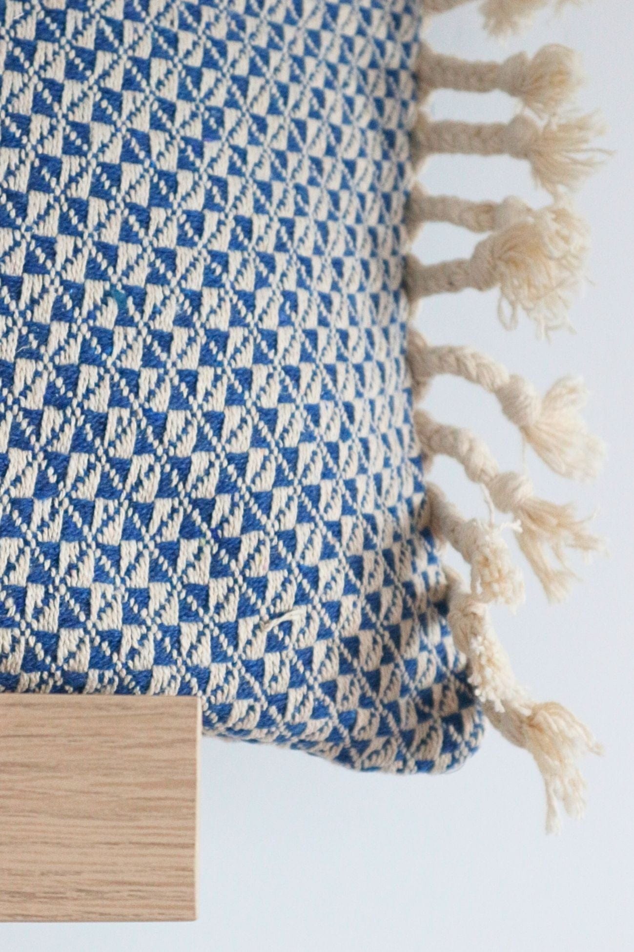 Novità Home Jaquard Jaquard - Cuscino arredo in cotone bianco e blu con nappette | Novità Home