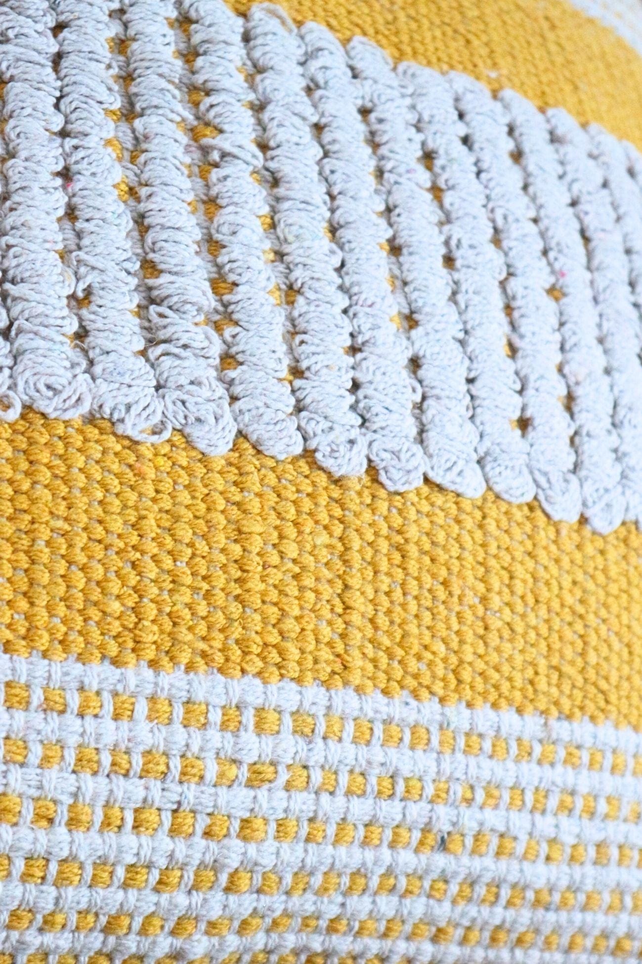 Novità Home Pon Pon Pon Pon - Cuscino arredo imbottito in cotone con pon pon gialli | Novità Home