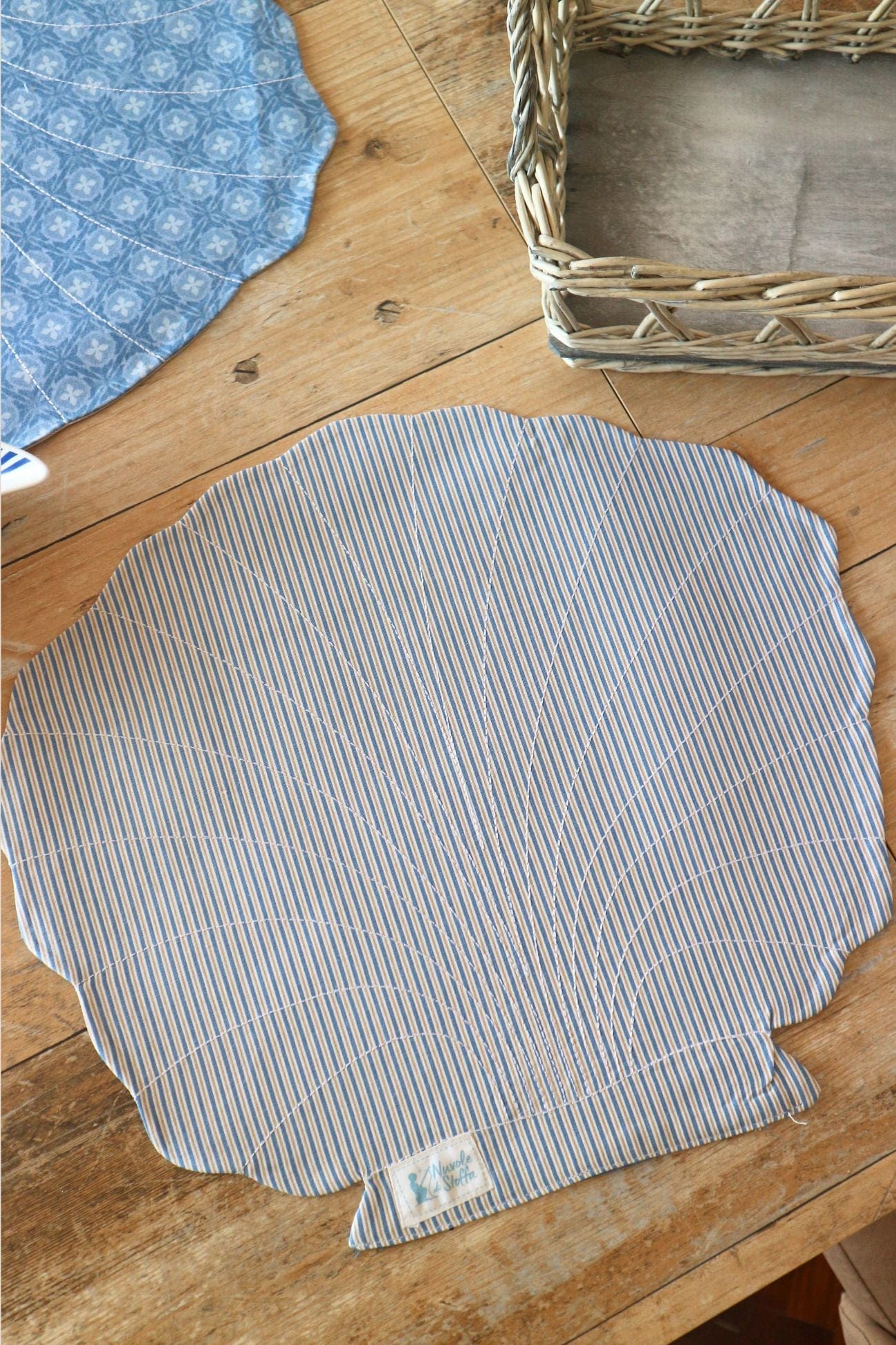 Nuvole di Stoffa Glauco Glauco - Tovaglietta a forma di conchiglia bianca e azzurra | Nuvole di Stoffa