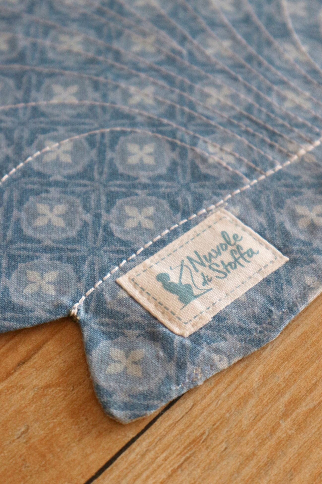 Nuvole di Stoffa Glauco Glauco - Tovaglietta a forma di conchiglia bianca e azzurra | Nuvole di Stoffa