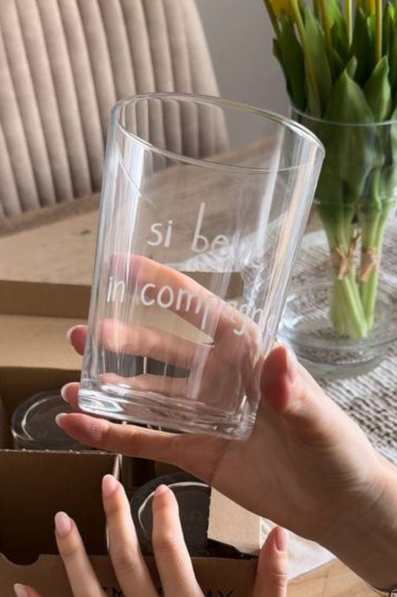 Simple Day Si Beve In Compagnia Ricordati Di Essere Felice - Bicchiere in vetro temperato con decori serigrafati 355ml | Simple Day