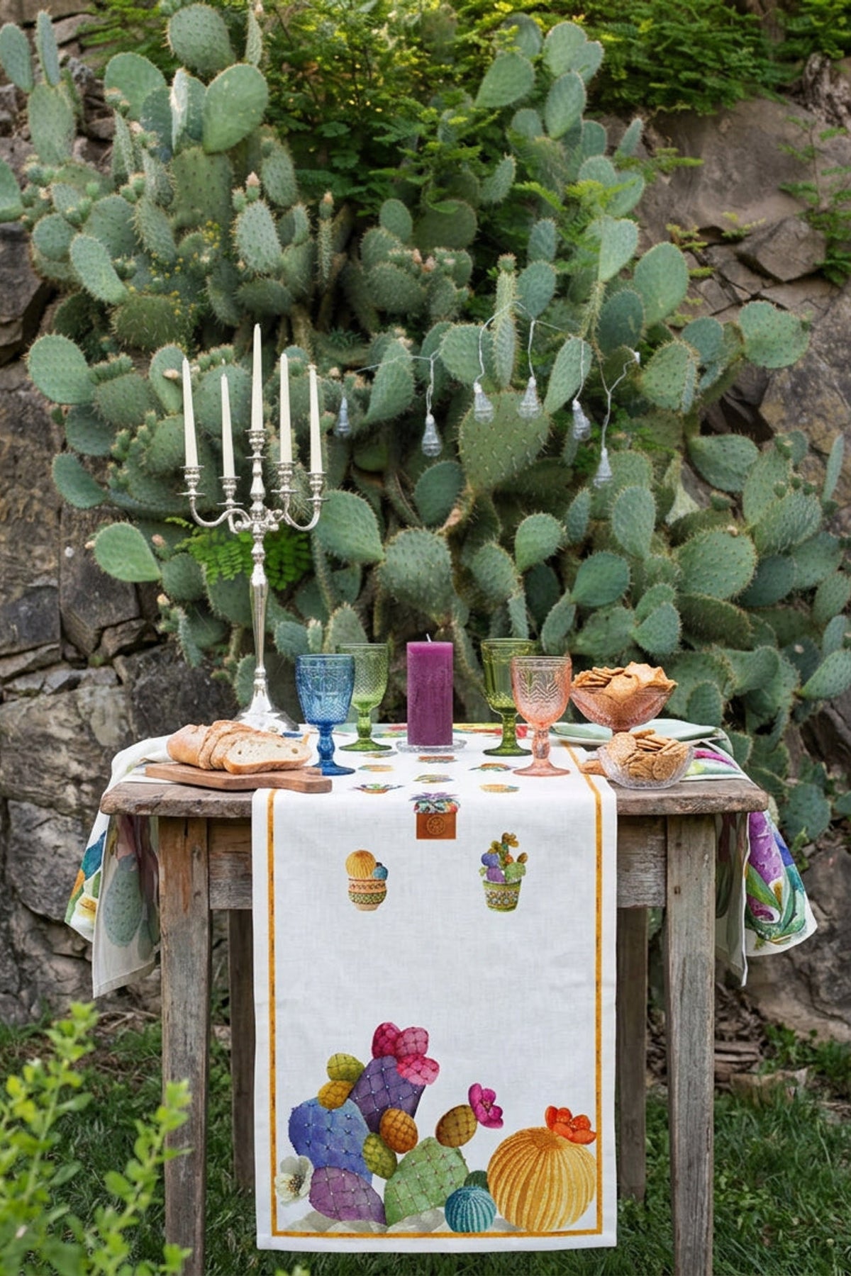 Kactus Runner - Tessitura Toscana Telerie, ambientazione da tavola con piante grasse
