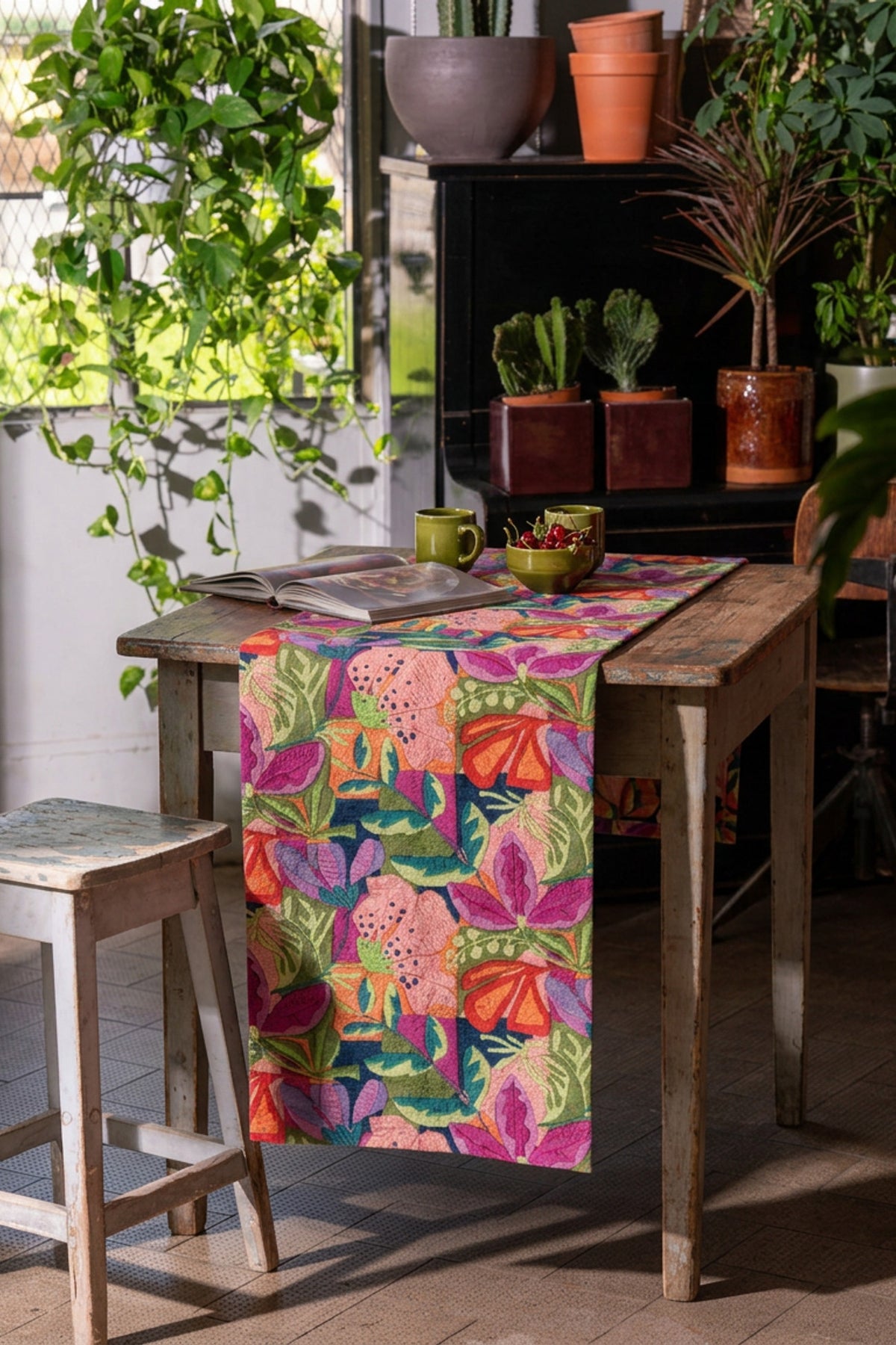 Kiriku Runner - Tessitura Toscana Telerie, ambientazione da tavola con pattern tropicale