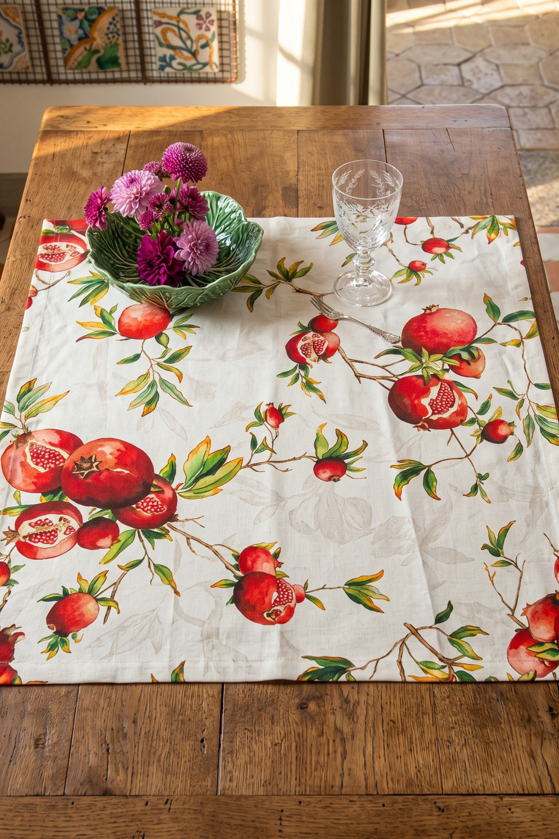 Zakuro Centrotavola 85x85 cm in misto lino con motivo a melograni