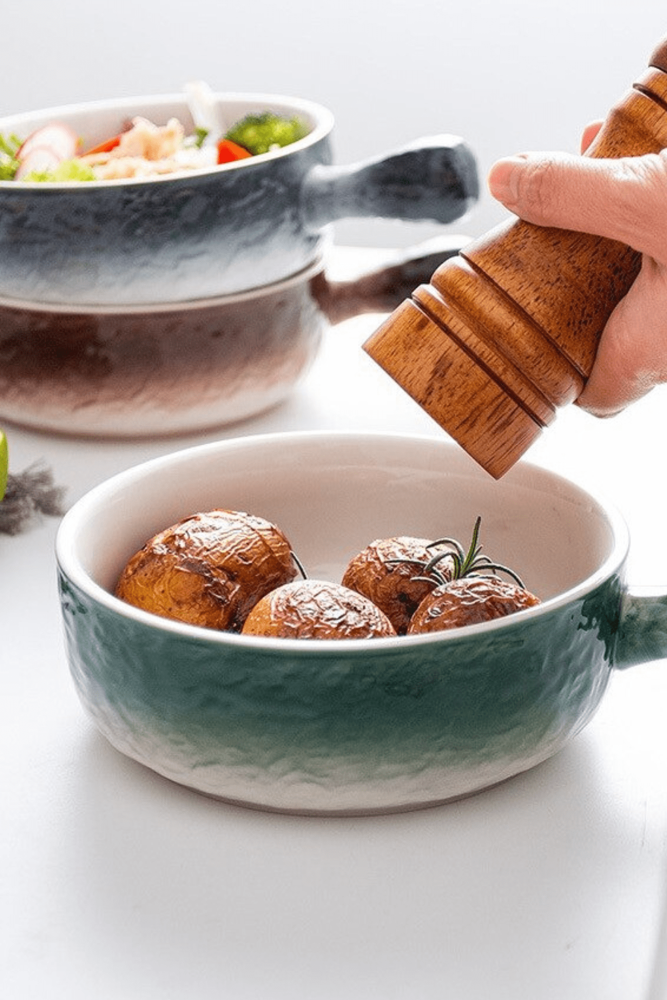 Antiope Design Smeraldo Ciotola in porcellana verde e bianca con rilievi e manico