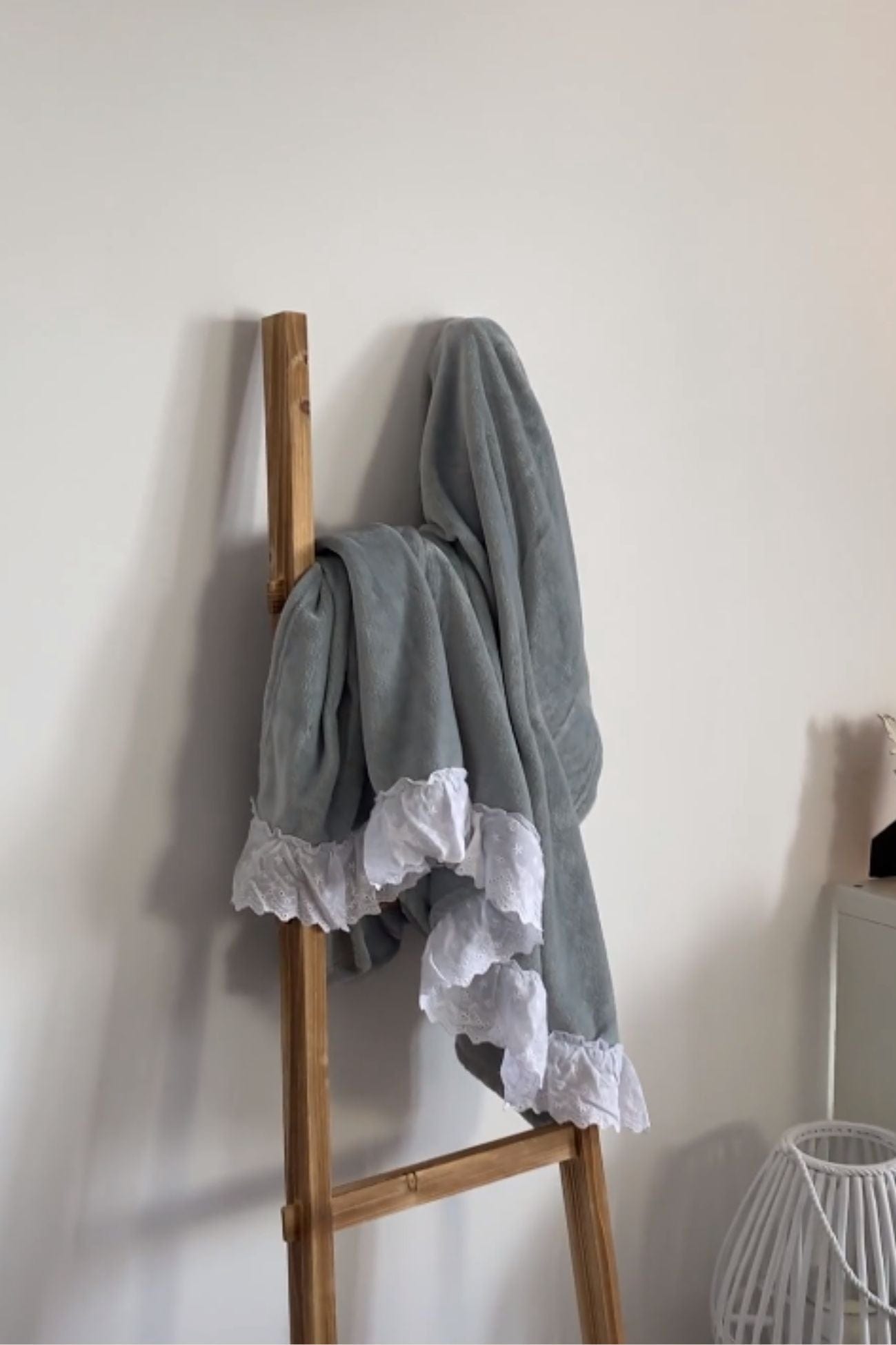 Blanc MariClo' Romantic Frill Romantic Frill - Coperta azzurra con gala in sangallo 170x140 | Blanc MariClo'