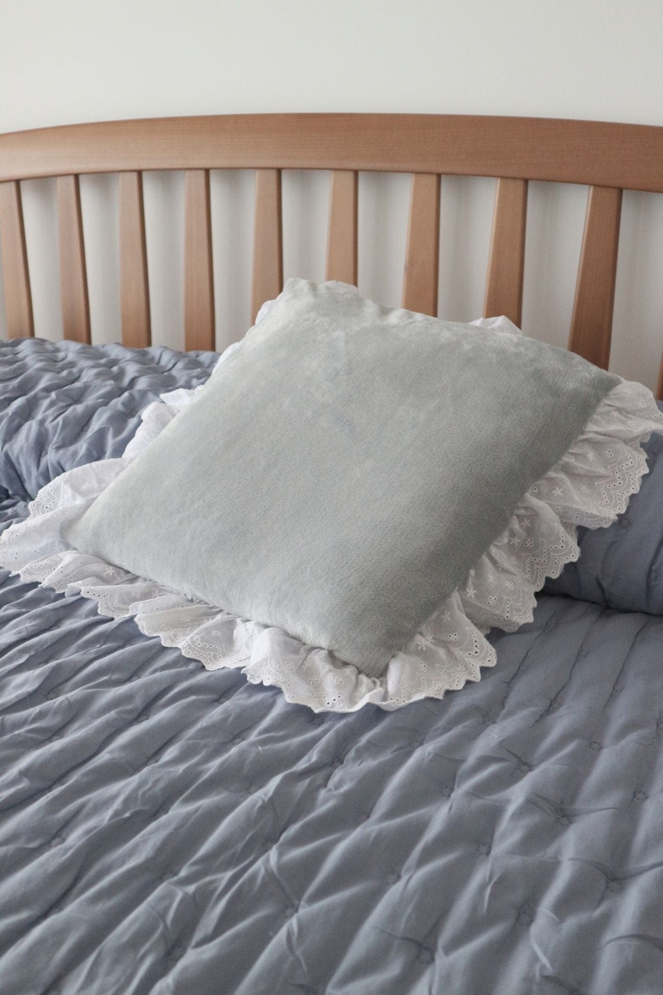 Blanc MariClo' Romantic Frill Romantic Frill - Cuscino azzurro con gala in sangallo 45x45 | Blanc MariClo'