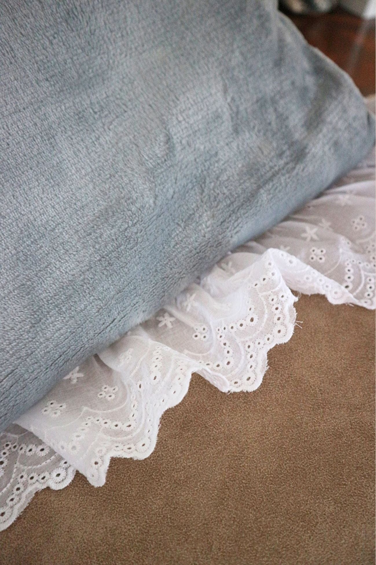 Blanc MariClo' Romantic Frill Romantic Frill - Cuscino azzurro con gala in sangallo 45x45 | Blanc MariClo'