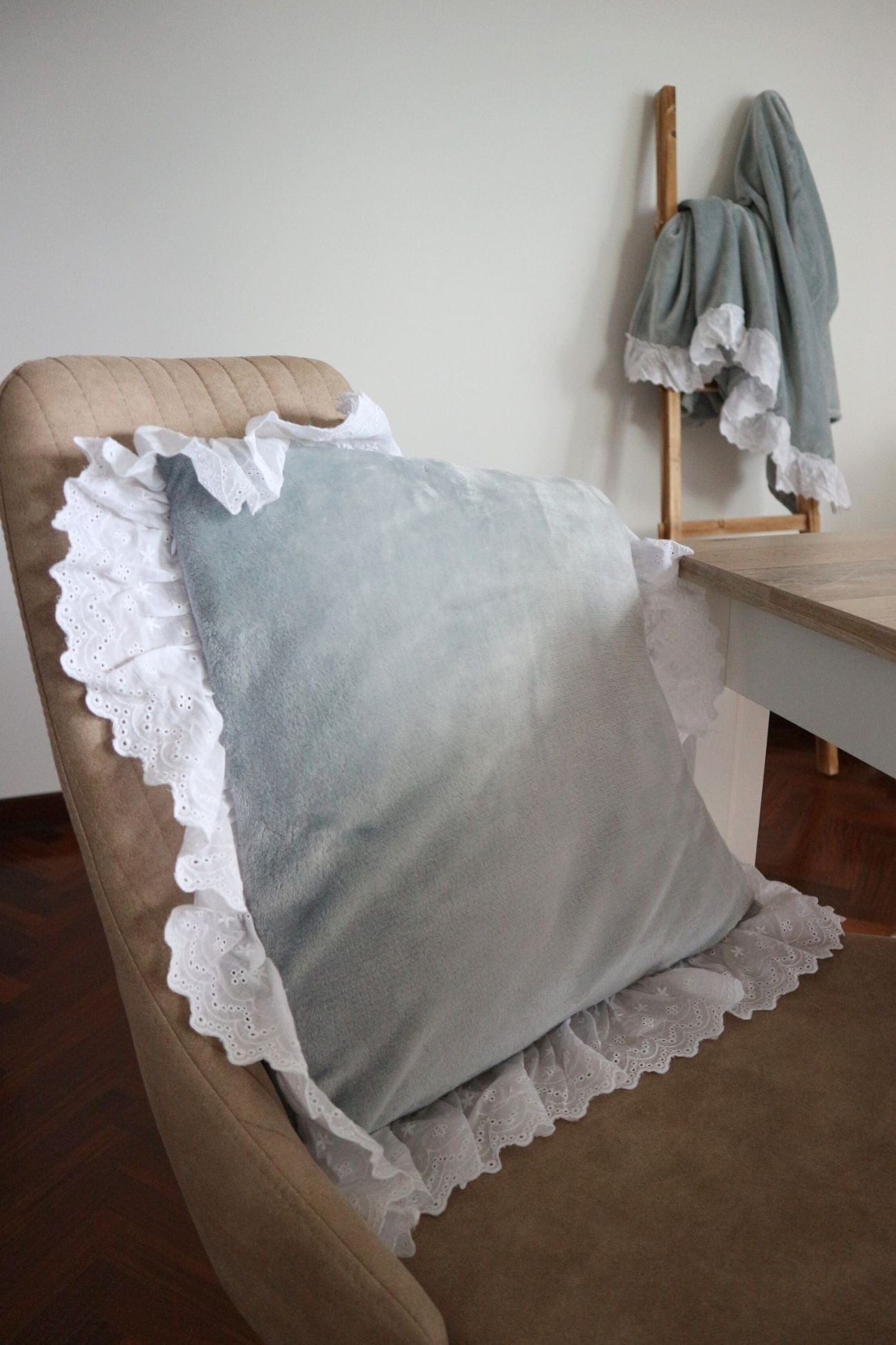 Blanc MariClo' Romantic Frill Romantic Frill - Cuscino azzurro con gala in sangallo 45x45 | Blanc MariClo'