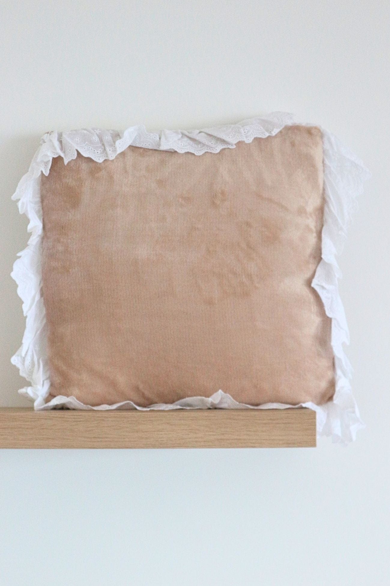 Blanc MariClo' Romantic Frill Romantic Frill - Cuscino beige con gala in sangallo 45x45 | Blanc MariClo'