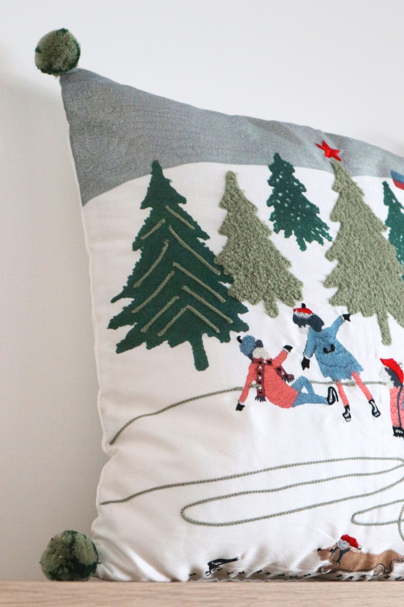 Blanc MariClo' Skier Skier - Cuscino di Natale con pompon e sciatori | Blanc MariClo'