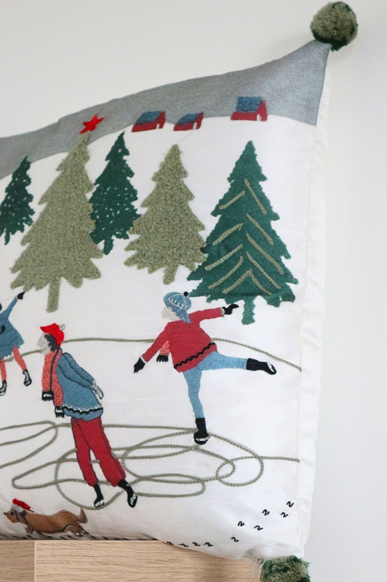 Blanc MariClo' Skier Skier - Cuscino di Natale con pompon e sciatori | Blanc MariClo'