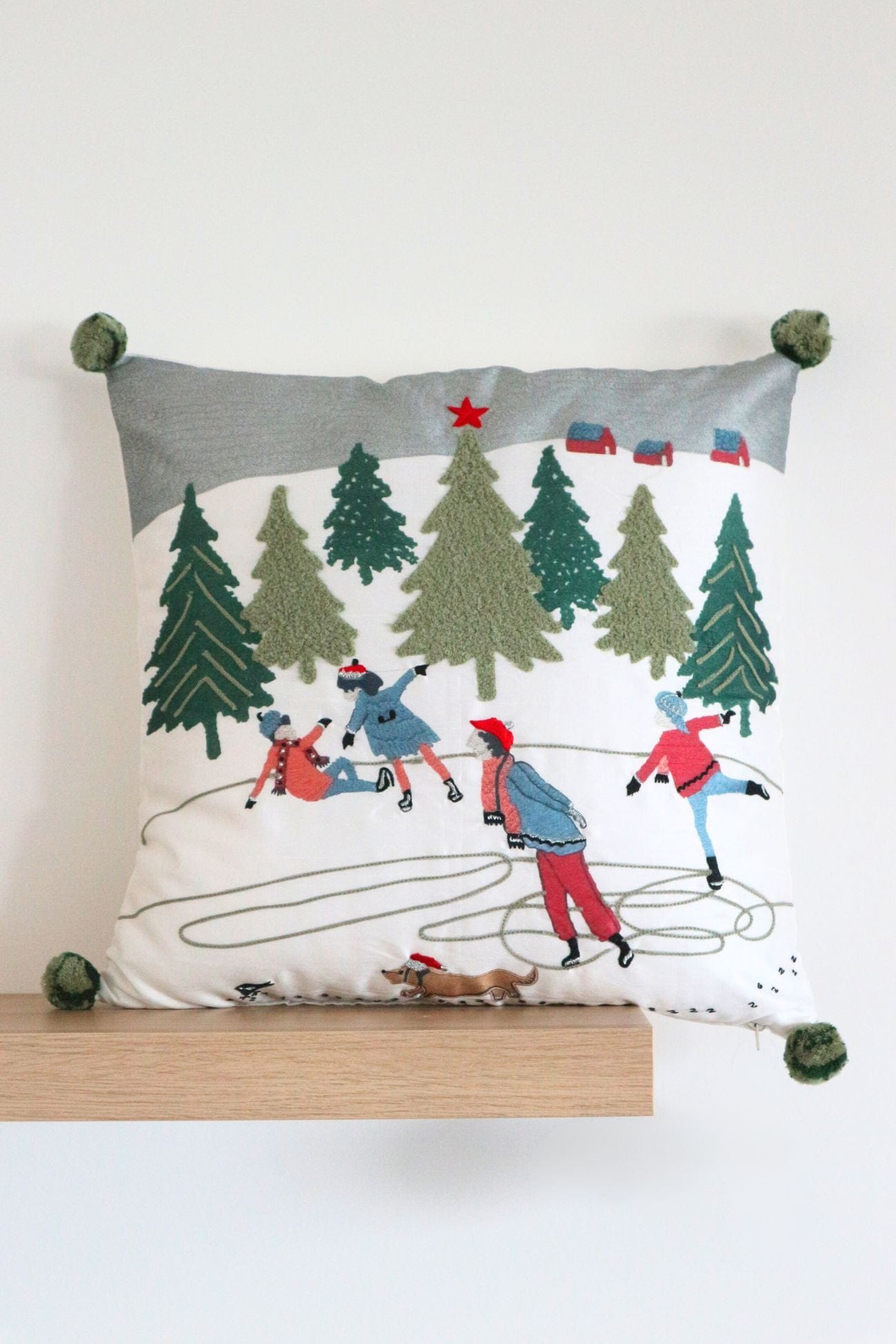 Blanc MariClo' Skier Skier - Cuscino di Natale con pompon e sciatori | Blanc MariClo'