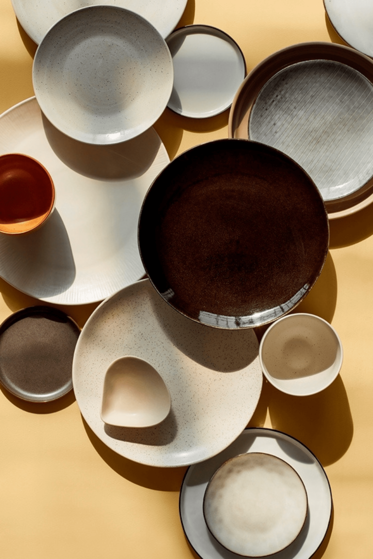 Broste Copenhagen Nordic Coal Piatto piano in gres porcellanato in stile scandinavo