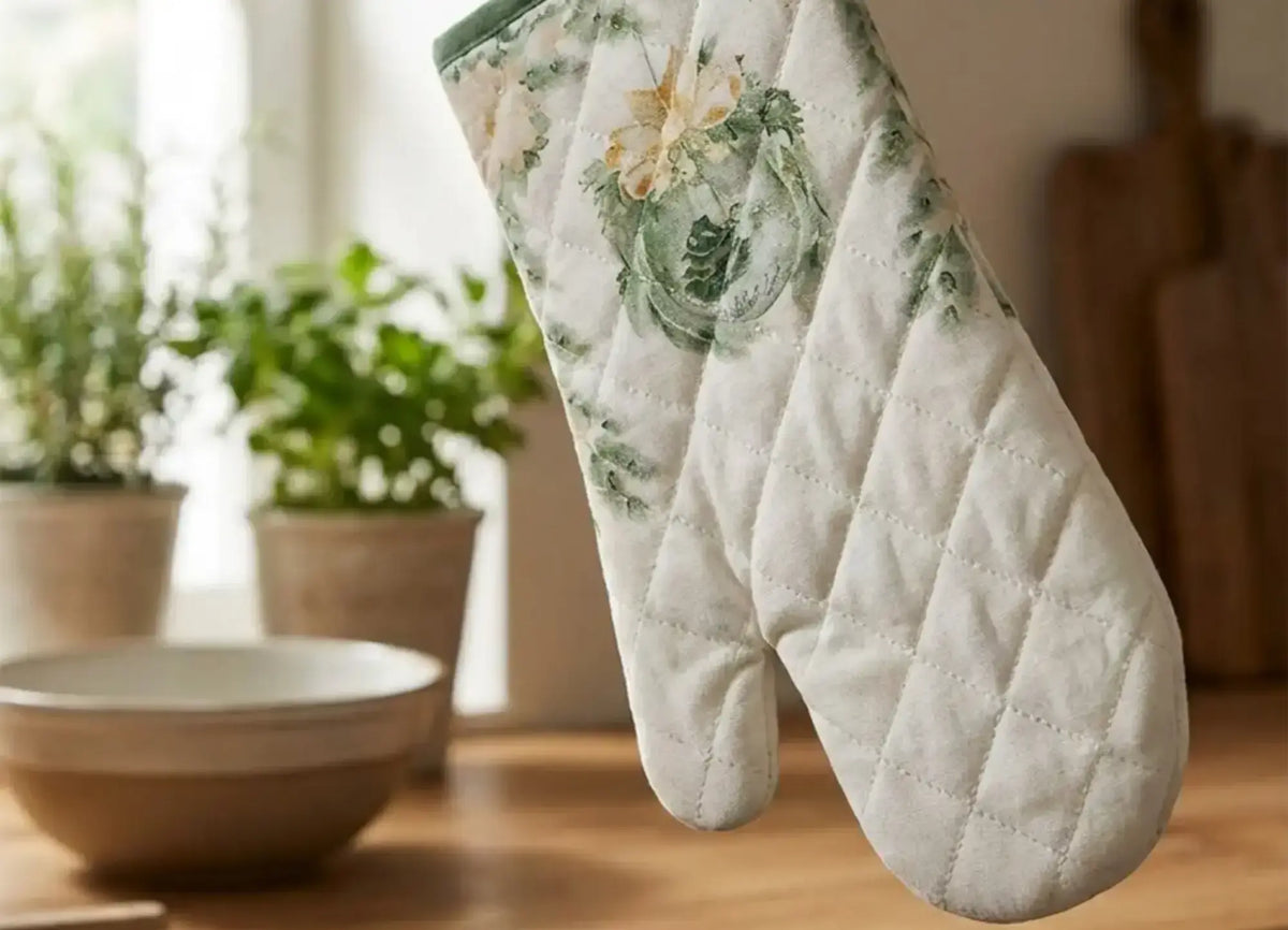 Silent Gold Garland Oven Mitt