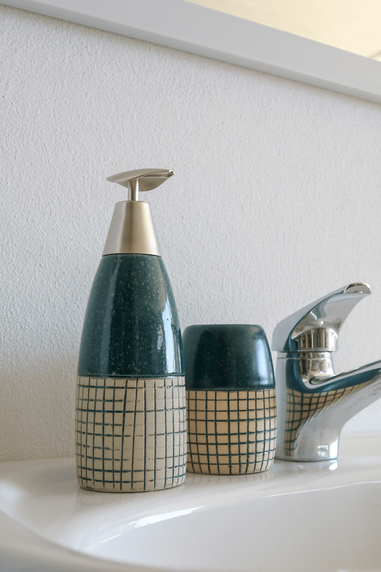 Item International Alden Dosatore di sapone con portaspazzolino azzurro e bianco a quadri