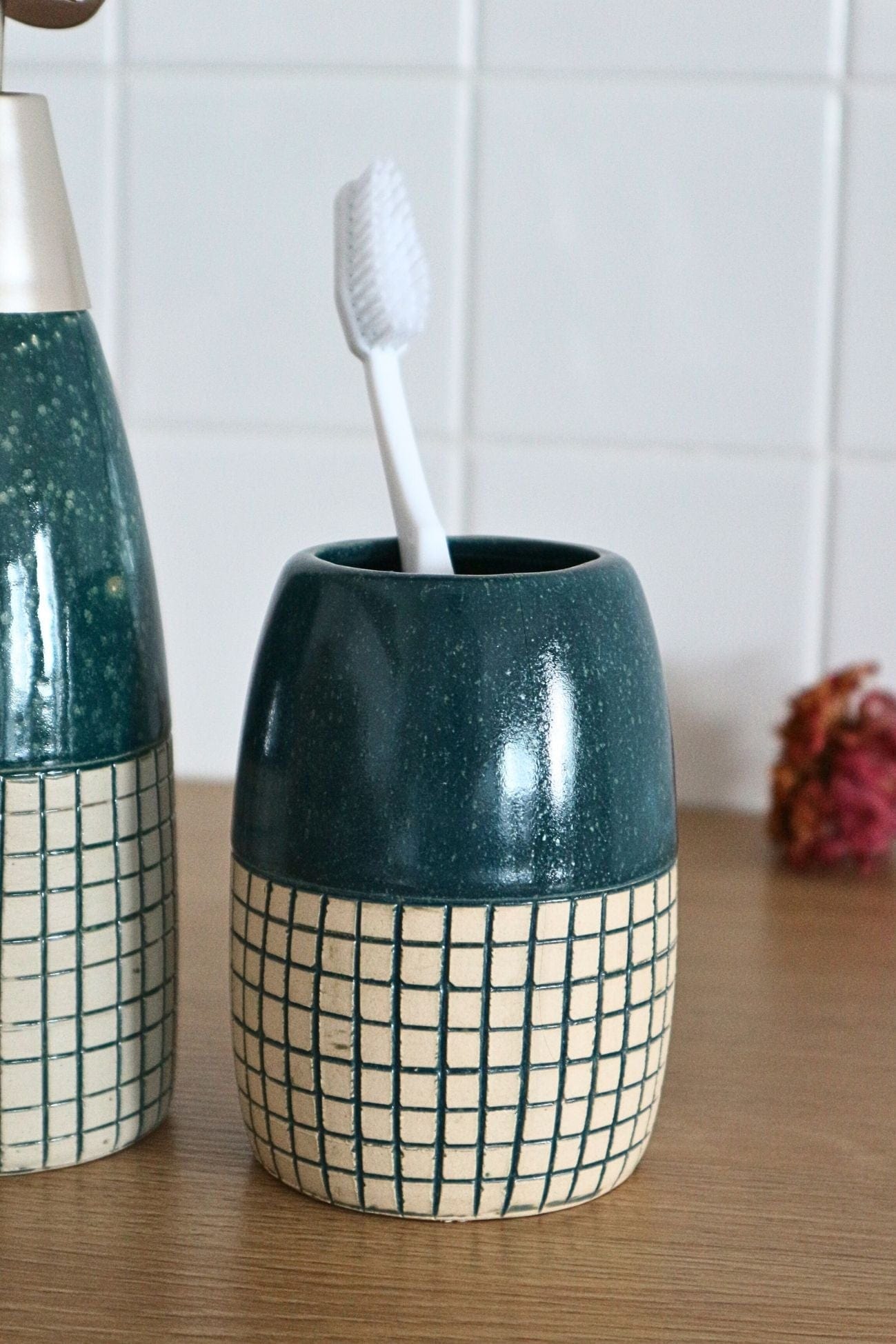 Item International Alden Dosatore di sapone con portaspazzolino azzurro e bianco a quadri