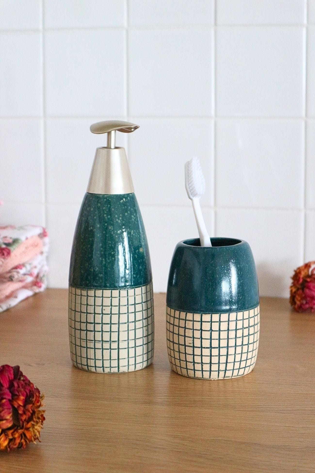 Item International Alden Dosatore di sapone con portaspazzolino azzurro e bianco a quadri