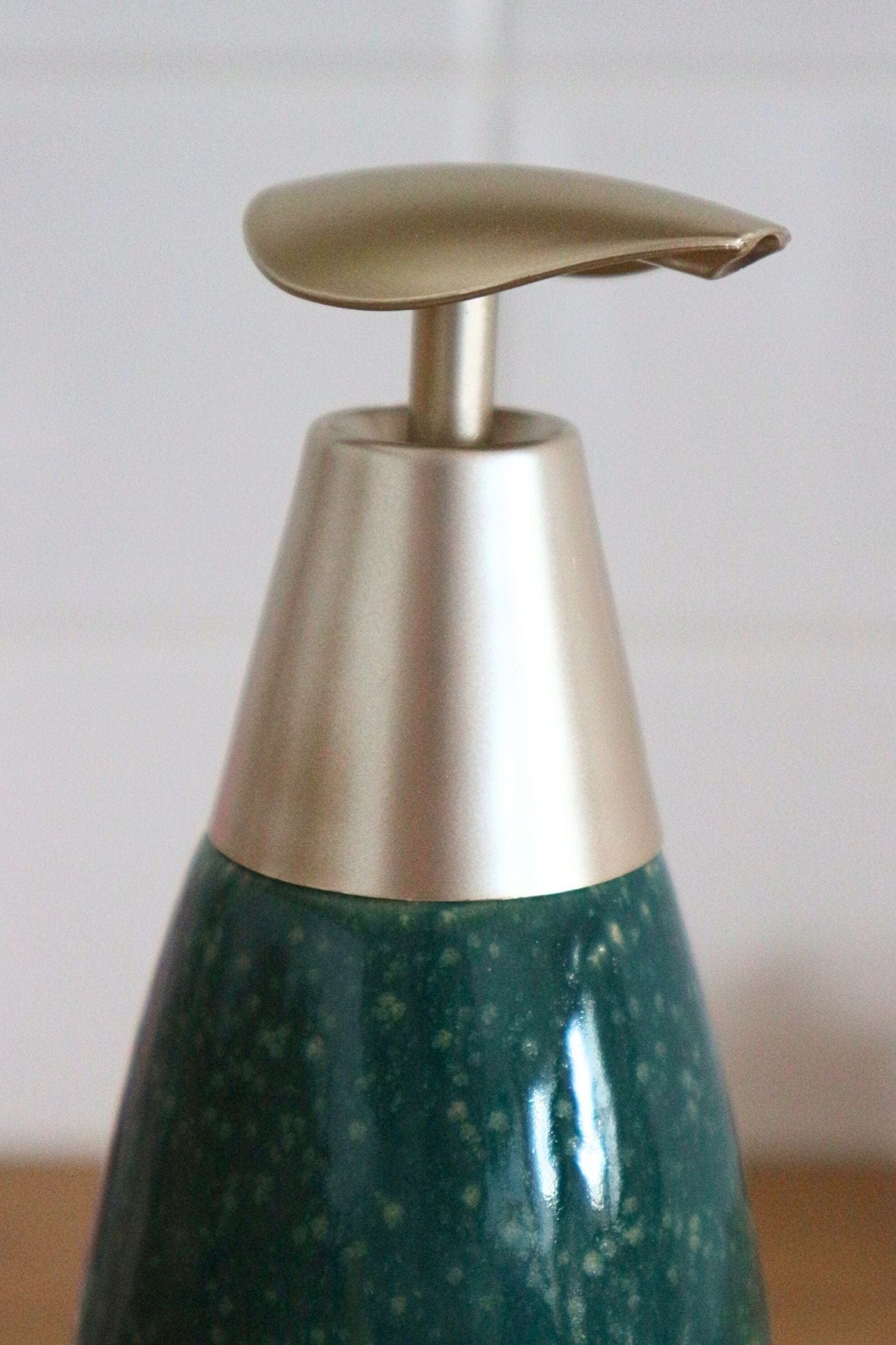 Item International Alden Dosatore di sapone con portaspazzolino azzurro e bianco a quadri